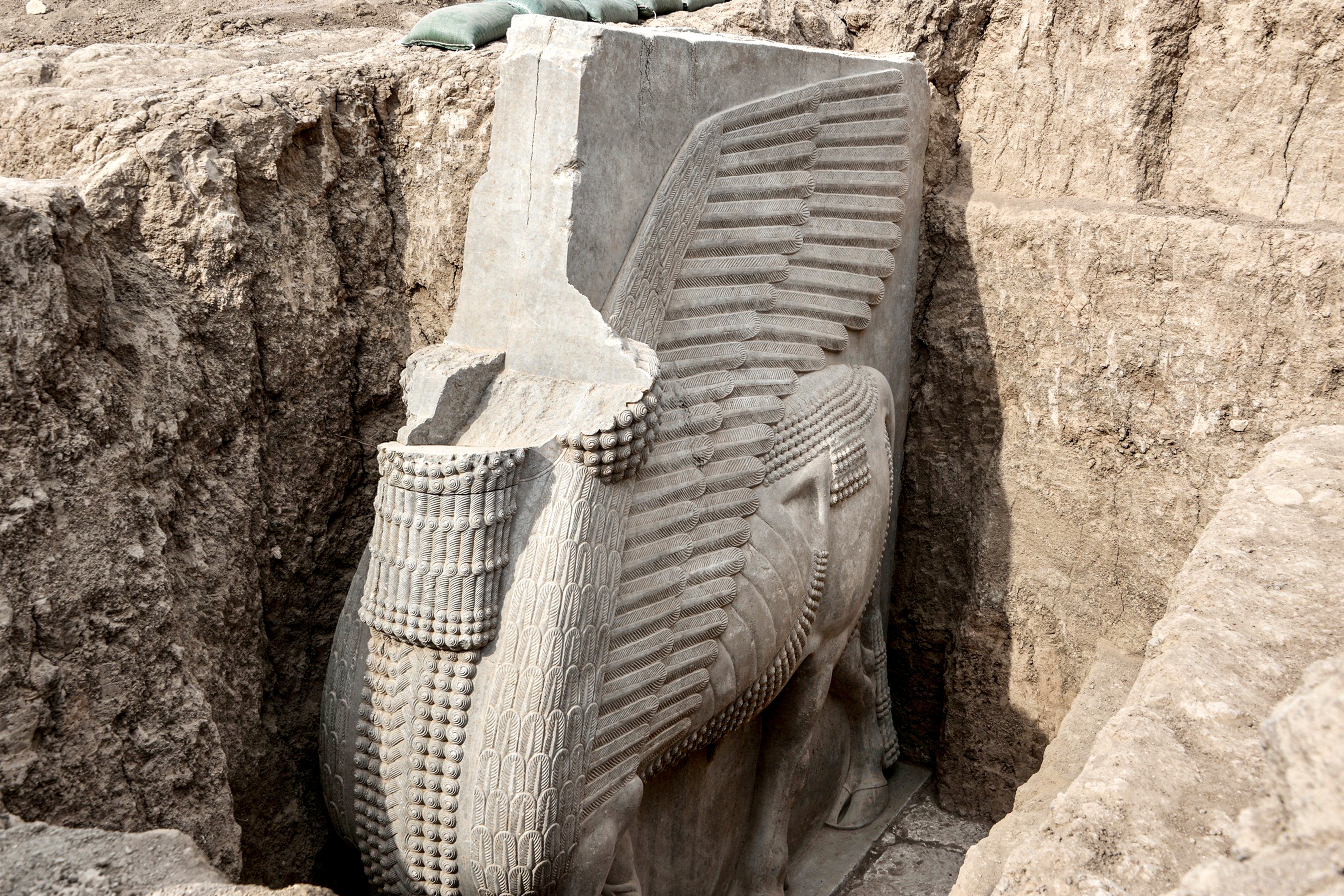 Desentierran en Irak inmensa estatua de toro alado de hace más de 2.700 años