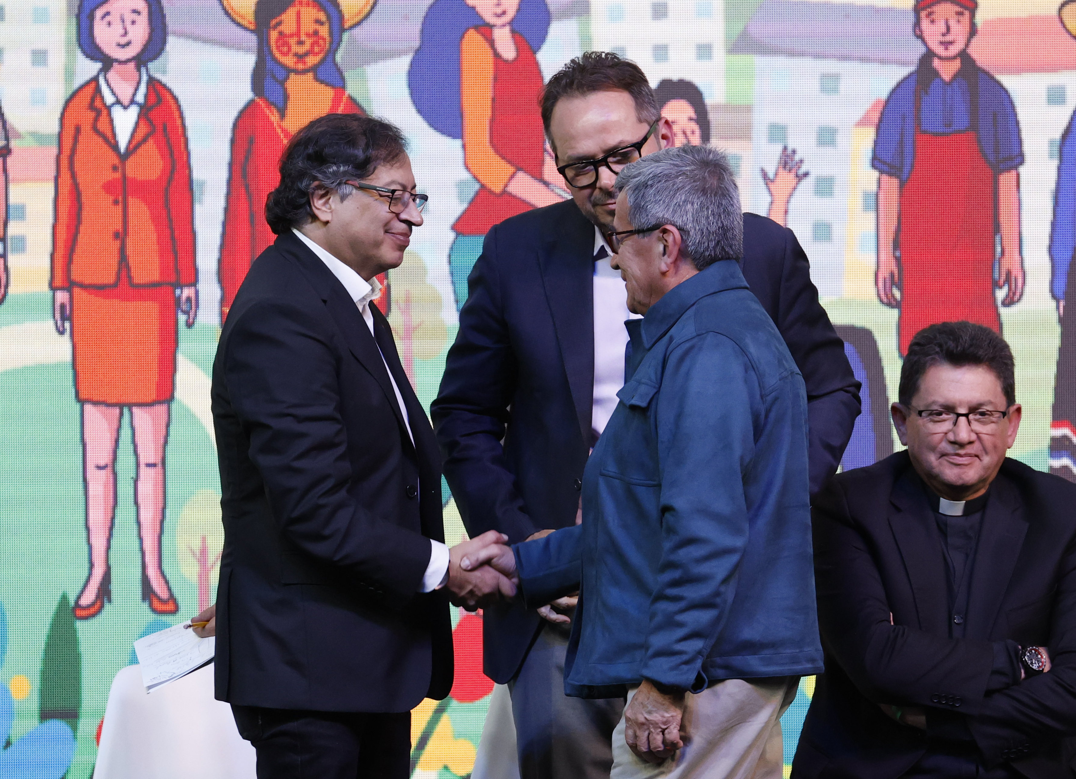 AME7806. BOGOTÁ (COLOMBIA), 03/08/2023.- El presidente de Colombia, Gustavo Petro (i) saluda hoy a "Pablo Beltrán", jefe negociador del Ejército de Liberación Nacional (ELN) (c-espaldas), durante la instalación del Comité Nacional de la Participación - instancia transitoria de la Mesa de Diálogos de Paz, en Bogotá (Colombia). Coincidiendo con la entrada en vigor del cese el fuego entre el ELN y el Estado colombiano, este jueves se instaló en Bogotá el Comité Nacional de Participación (CNP) de la mano del presidente de Colombia, Gustavo Petro, junto con los delegados del Gobierno y de la guerrilla del ELN. Este mecanismo nace con el propósito de promover la inclusión de la sociedad en la construcción de la paz, según detallaron ambas partes. EFE/ Mauricio Dueñas Castañeda