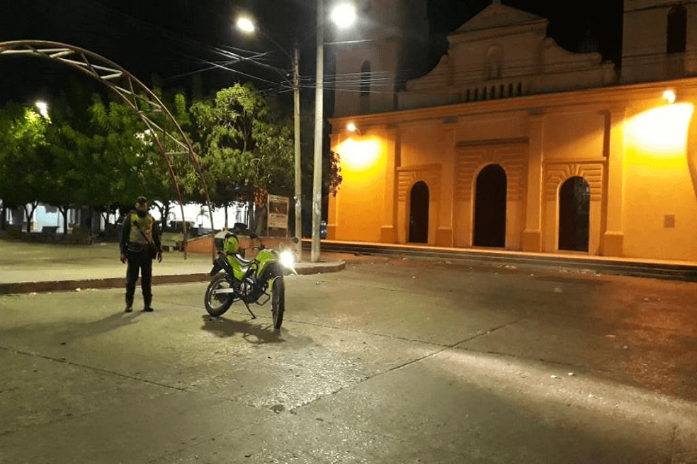 En Sabanalarga un hombre incendió la puerta de la Alcaldía para exigir ayuda humanitaria