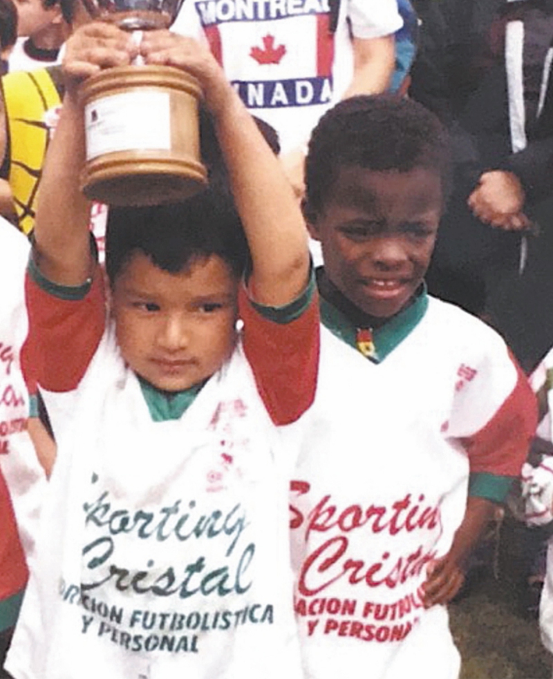 De niño (der.) fue muchas veces campeón con el club Sporting Cristal de Bogotá. Era el goleador del equipo. / Cortesía