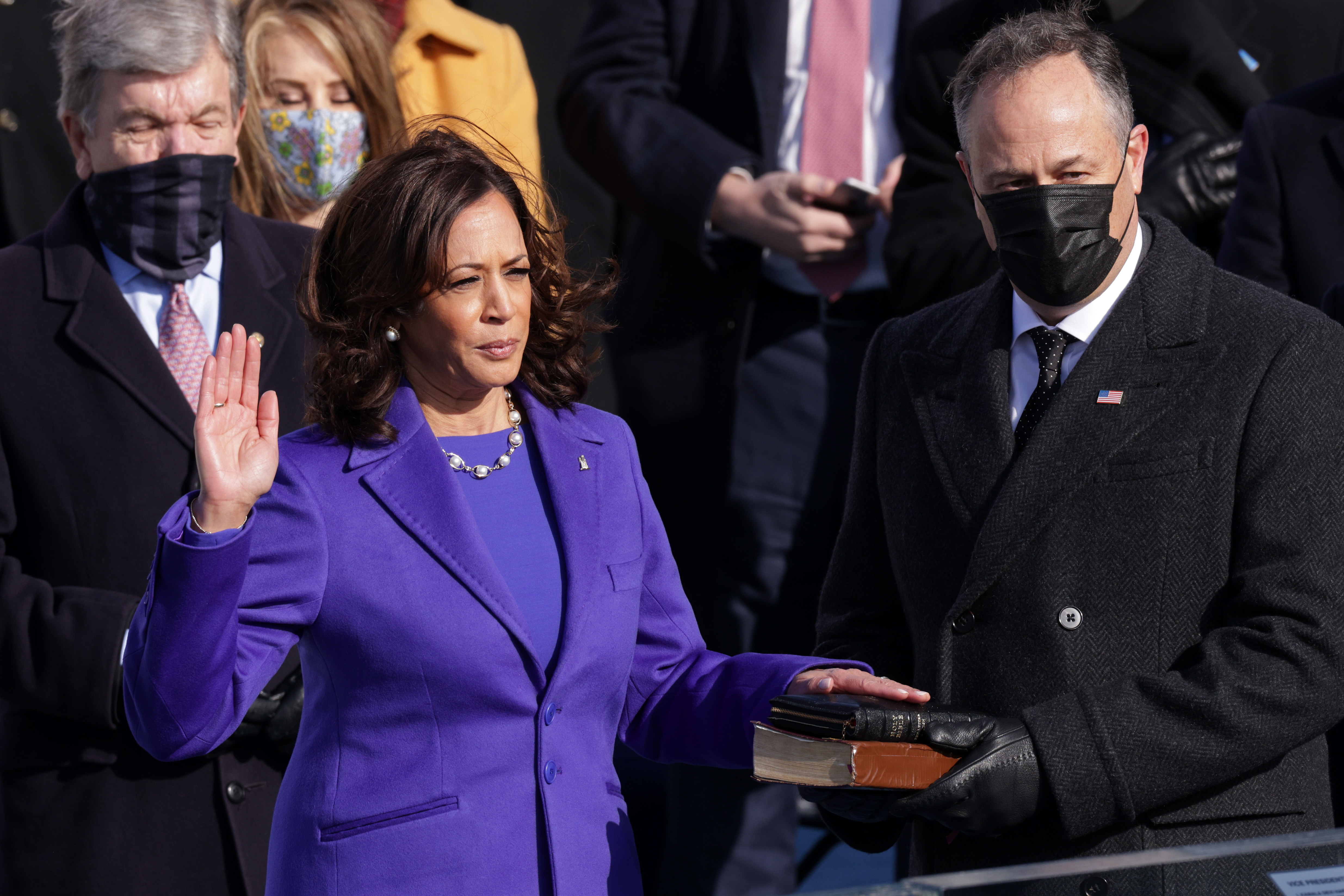 Kamala Harris toma juramento como vicepresidente de los Estados Unidos mientras su esposo Doug Emhoff observa la inauguración del presidente electo de los Estados Unidos, Joe Biden, en el frente occidental del Capitolio de los Estados Unidos el 20 de enero de 2021 en Washington, DC