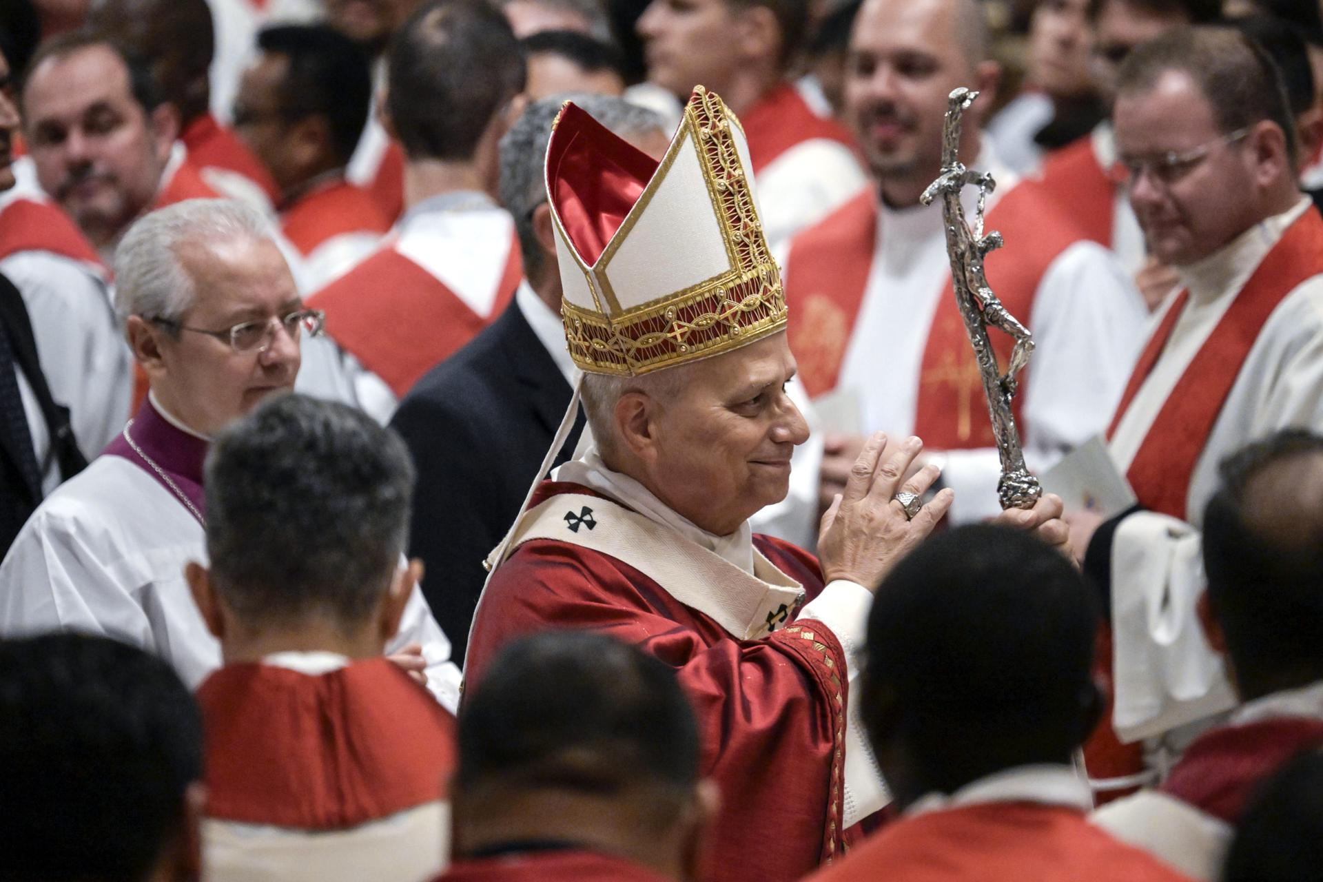 FOTODELDÍA - CIUDAD DEL VATICANO, 27/10/2025.- El Papa León XIV (C) se reúne con los fieles después de la Santa Misa que marca la apertura oficial del Jubileo del Mundo de la Educación, en la Basílica de San Pedro, Ciudad del Vaticano, el 27 de octubre de 2025. El Jubileo del Mundo de la Educación se desarrollará del 27 de octubre al 1 de noviembre de 2025, y es parte del Año Jubilar de la Esperanza 2025. EFE/RICCARDO ANTIMIANI