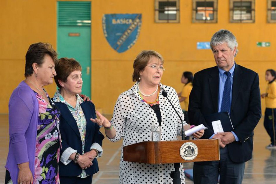 Condenan a dos excoroneles en Chile por torturar al padre de Michelle Bachelet