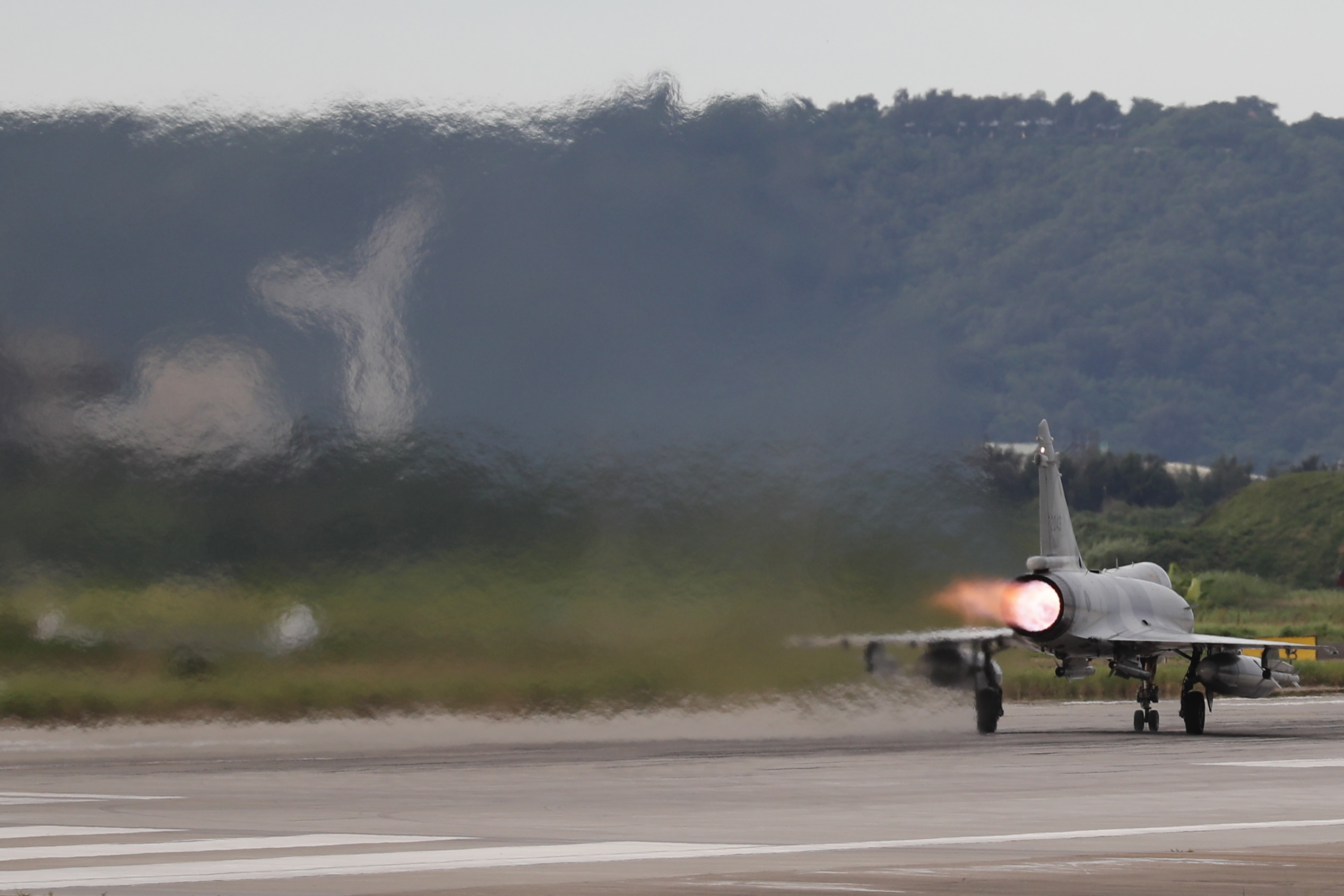 Hsinchu (Taiwan), 06/08/2022.- A Mirage 2000 fighter jet prepares to take off at an airbase in Hsinchu, Taiwan, 06 August 2022. After the visit of US House of Representatives Speaker Nancy Pelosi in Taiwan, the Chinese military started a series of live-fire drills in six maritime areas near Taiwan from 04 - 07 August 2022. (Incendio, Estados Unidos) EFE/EPA/RITCHIE B. TONGO