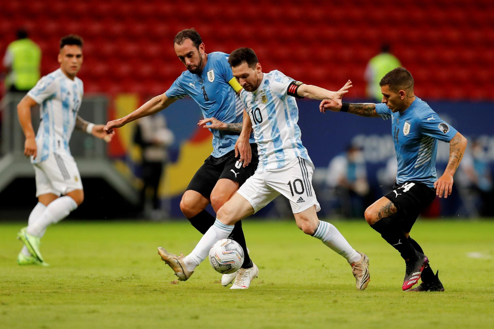 Diego Godín, posible baja de Uruguay para enfrentar a Colombia