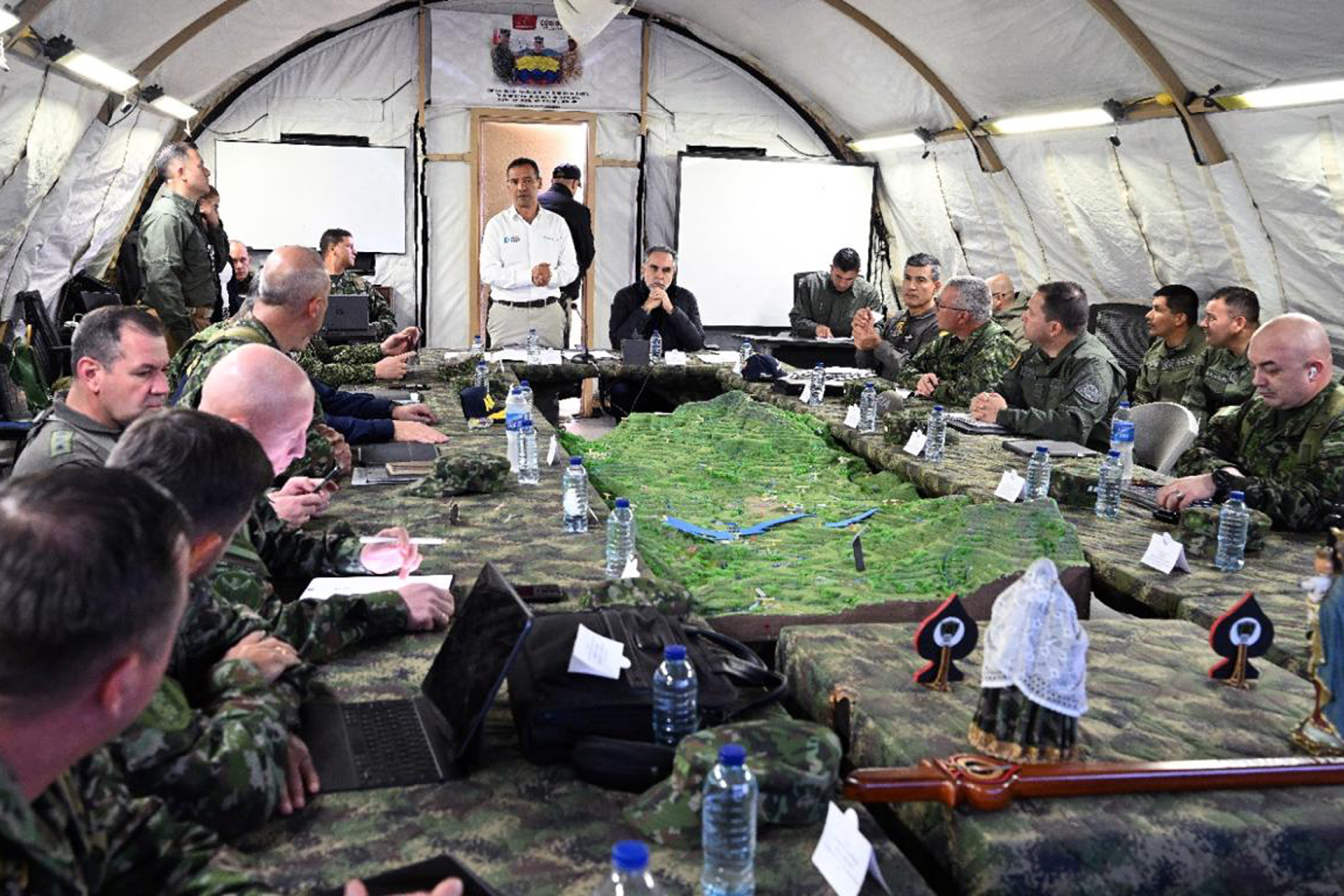 AME7668. POPAYÁN (COLOMBIA), 08/03/2025.- Fotografía cedida por Ministerio de Defensa del ministro de esa cartera, Pedro Sánchez (c), y el ministro del Interior, Armando Benedetti (c2), durante una reunión de ministros e integrantes de la cúpula militar y de Policía, en Popayán (Colombia). Benedetti y Sánchez viajan este sábado al convulso departamento del Cauca para conversar con las comunidades de la zona del Cañón del Micay, donde permanecen secuestrados desde el jueves 28 policías y un militar. EFE/ Ministerio De Defensa De Colombia / SOLO USO EDITORIAL/ SOLO DISPONIBLE PARA ILUSTRAR LA NOTICIA QUE ACOMPAÑA (CRÉDITO OBLIGATORIO)  MÁXIMA CALIDAD DISPONIBLE