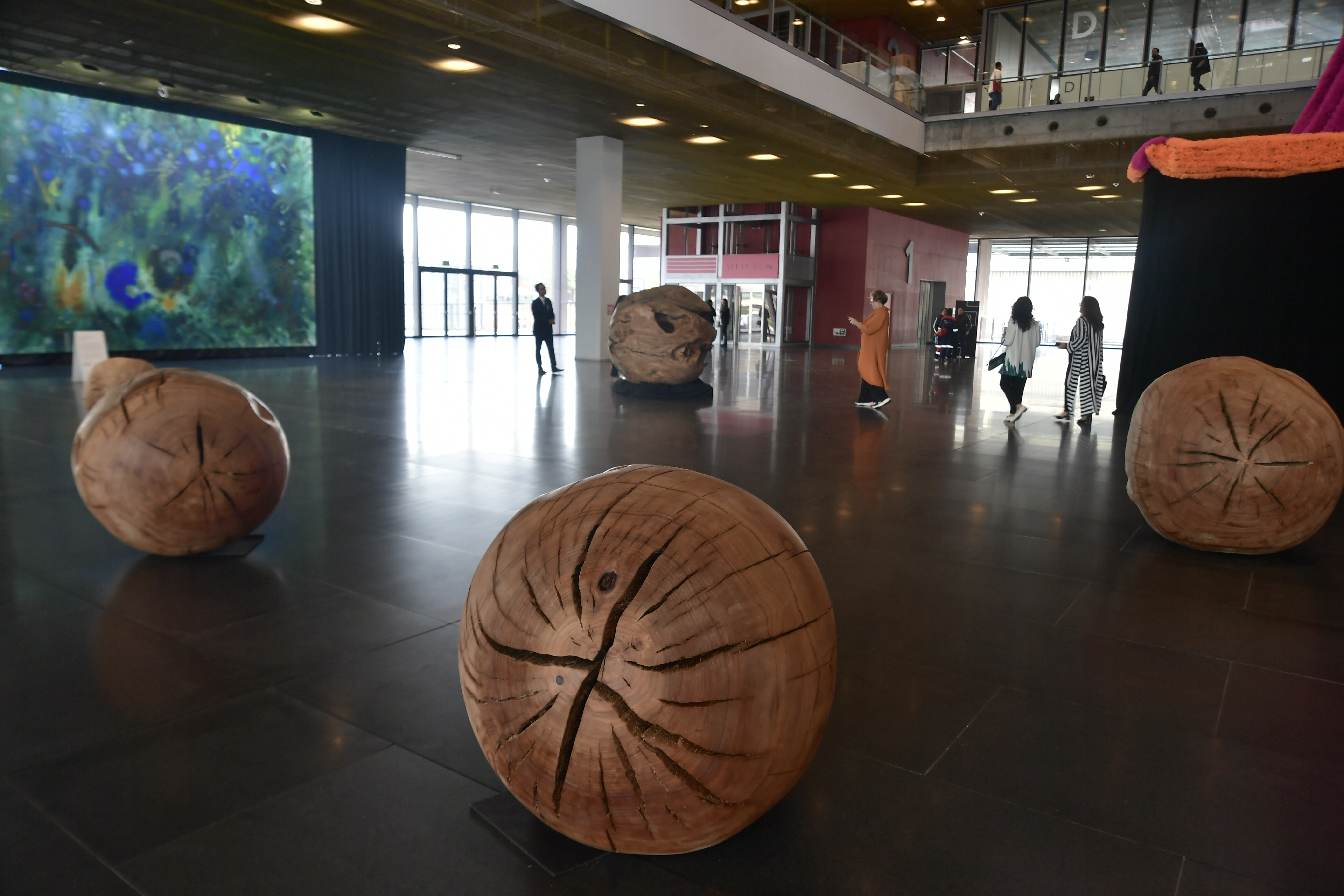 Exposición de obras de arte y asistentes a esta feria.