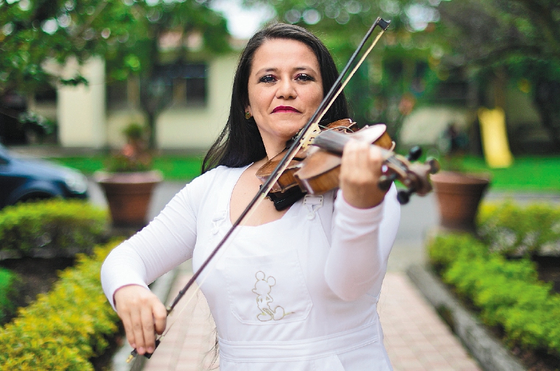 Lida Esperanza Cuta toca el violín durante sus turnos como jefa de Hospitalización en el San José.