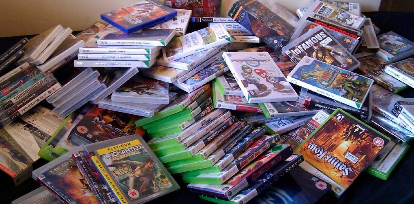 Antes eran mucho más común que las salas de estar o los cuartos de televisión, tuvieran un espacio dedicado única y exclusivamente para la biblioteca de videojuegos.
