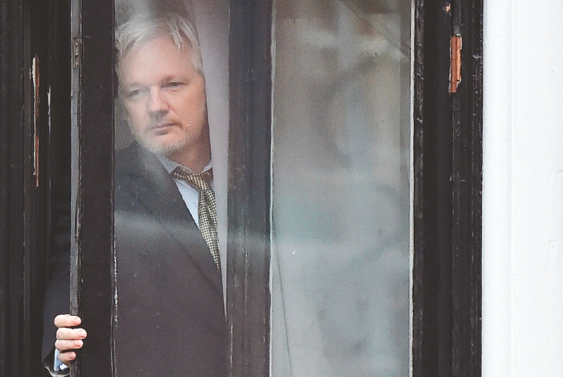 Julian Assange, el huésped problemático