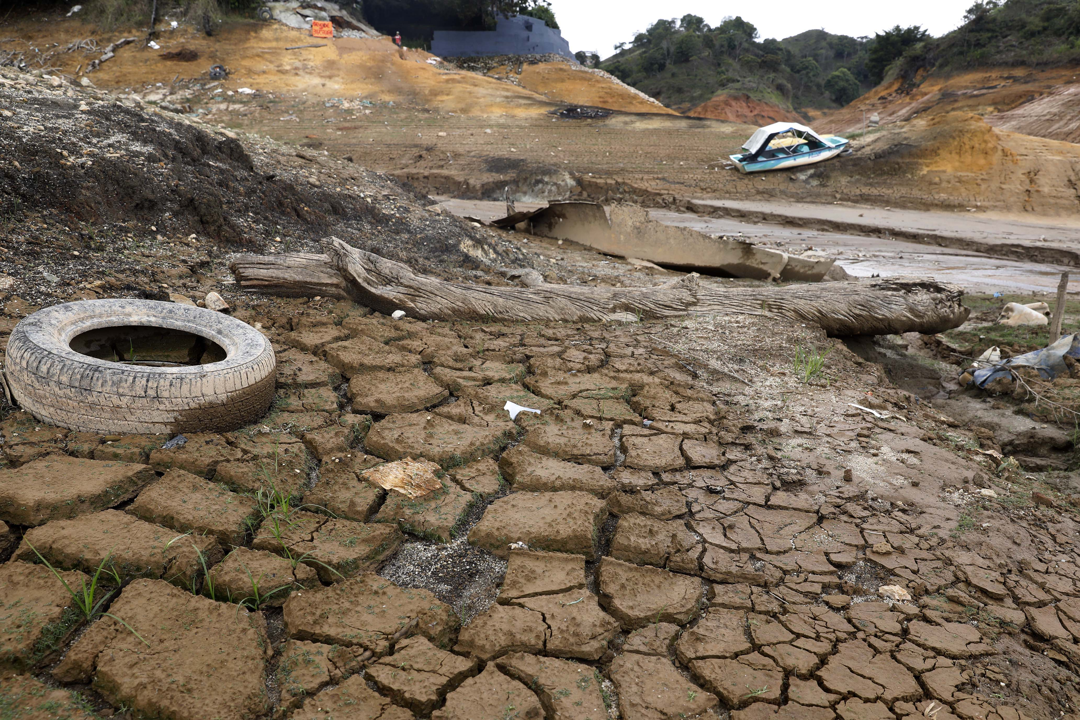 ACOMPAÑA CRÓNICA: COLOMBIA SEQUÍA. GUATAPÉ (COLOMBIA), 07/04/2024.- Fotografía del embalse Peñol-Guatapé que muestra su bajo nivel debido a la sequía, el 6 de abril de 2024, en Guatapé (Colombia). La sequía por el fenómeno de El Niño ha trastocado las dinámicas de Guatapé y el paisaje de este paraíso turístico ubicado en el noroeste colombiano, que alberga un atractivo embalse de aguas color verde esmeralda, casas con fachadas embellecidas por coloridos zócalos y una piedra de 220 metros de altura desde donde se divisan sus atractivos. EFE/ Luis Eduardo Noriega Arboleda
