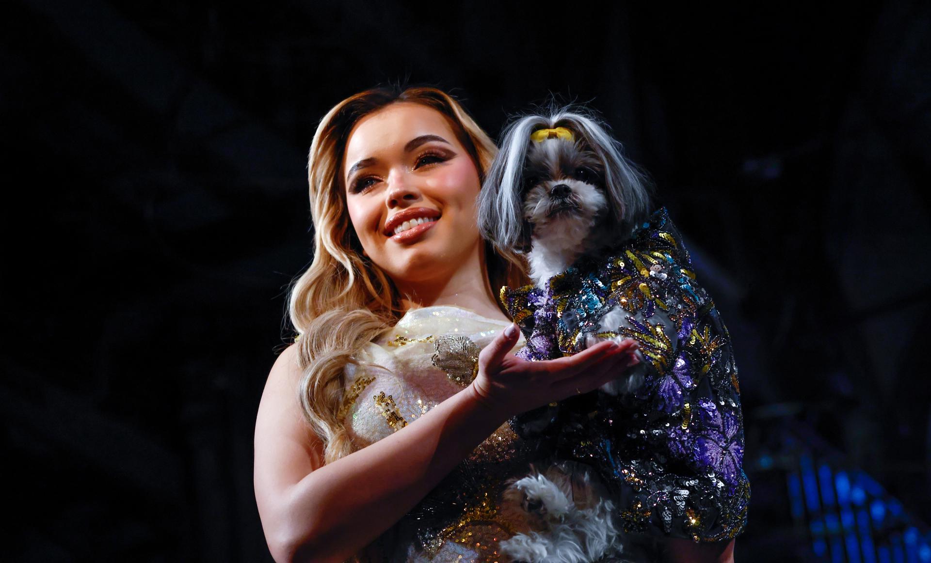 NEW YORK (United States), 15/02/2026.- A model with a dog present creations by designer Anthony Rubio during New York Fashion Week, in New York, New York, USA, 15 February 2026. (Moda, Nueva York) EFE/EPA/KENA BETANCUR