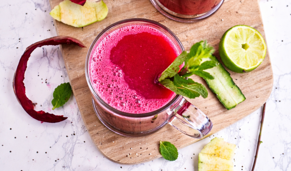 Así se prepara un batido con remolacha, manzana verde y pepino