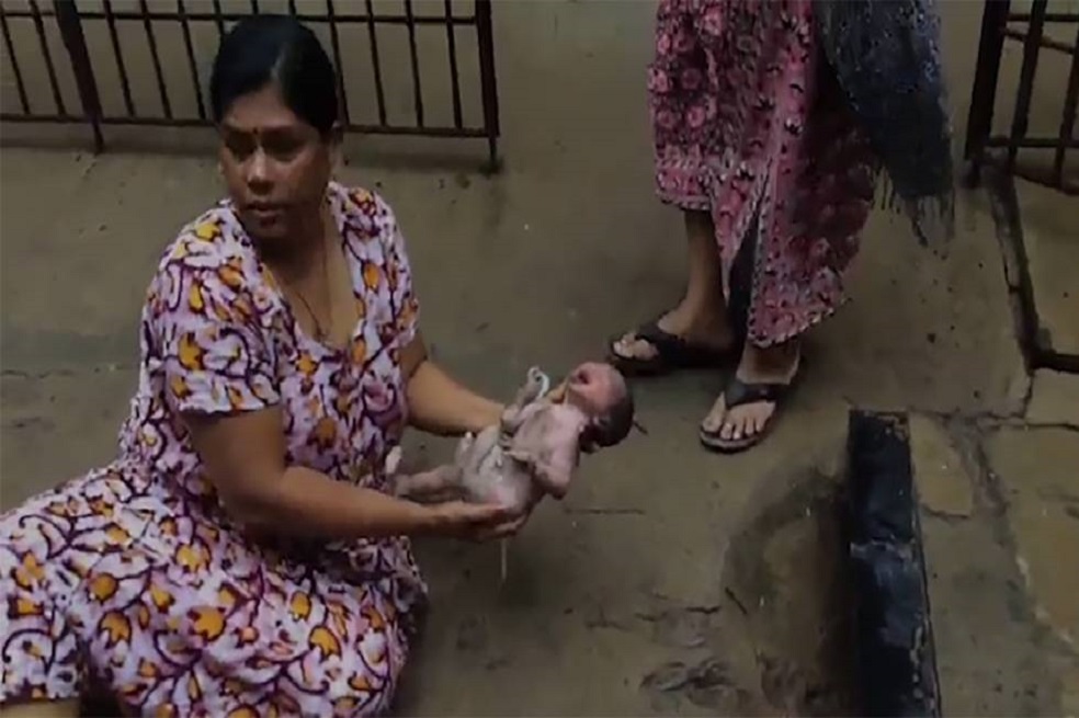 Una mujer rescató a un bebé de una alcantarilla en India