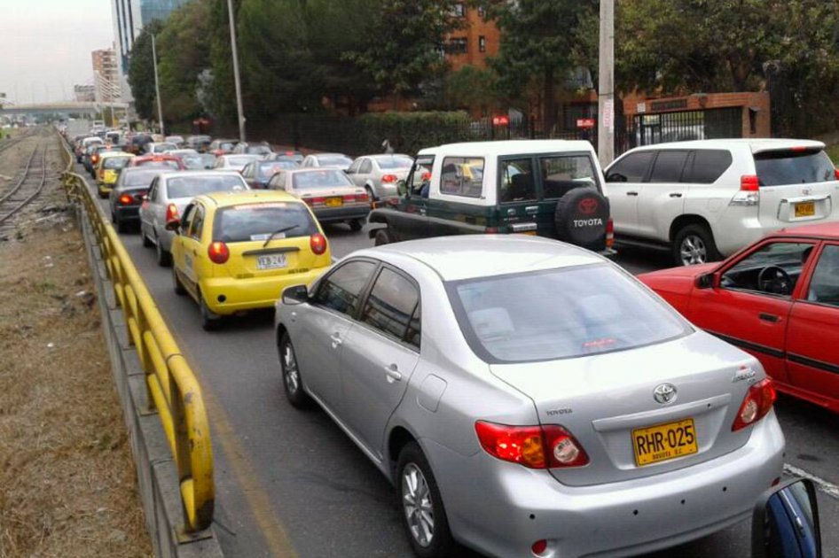 Monumental trancón en la carrera Novena por un choque simple