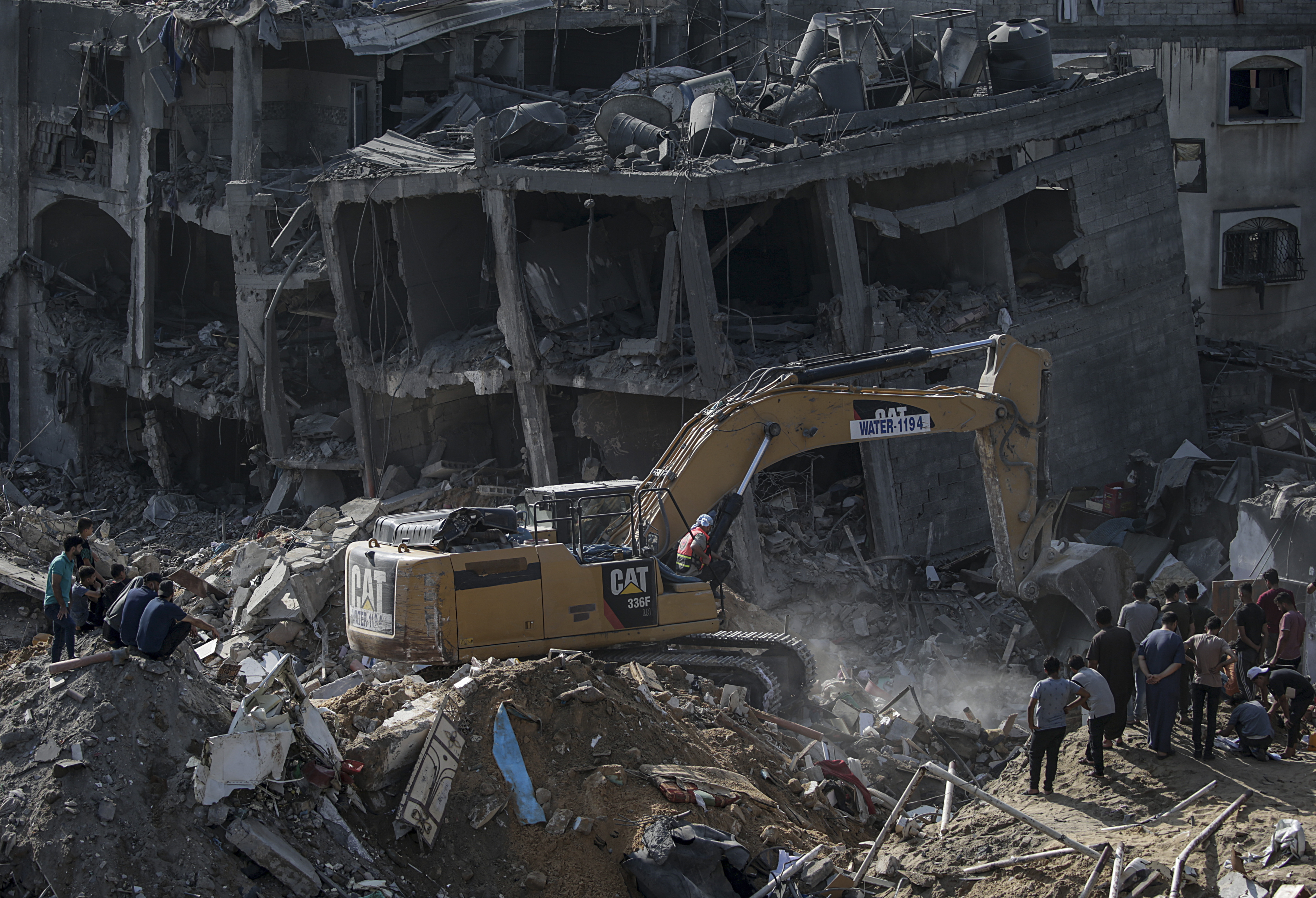 Jabaliya Refugee Camp (---), 01/11/2023.- Palestinians search for bodies and survivors among the rubble of the Jabalia refugee camp, one day after an Israeli airstrike hit the area, in northern Gaza, 01 November 2023. More than 8,500 Palestinians and at least 1,400 Israelis have been killed, according to the IDF and the Palestinian health authority, since Hamas militants launched an attack against Israel from the Gaza Strip on 07 October, and the Israeli operations in Gaza and the West Bank which followed it. EFE/EPA/MOHAMMED SABER