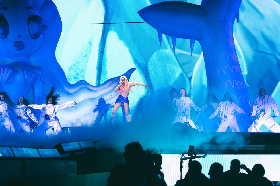 El concierto se retrasó una hora y media por las personas que intentaron colarse al estadio El Campín. Karol G abrió su show con TQG, que canta junto a Shakira.