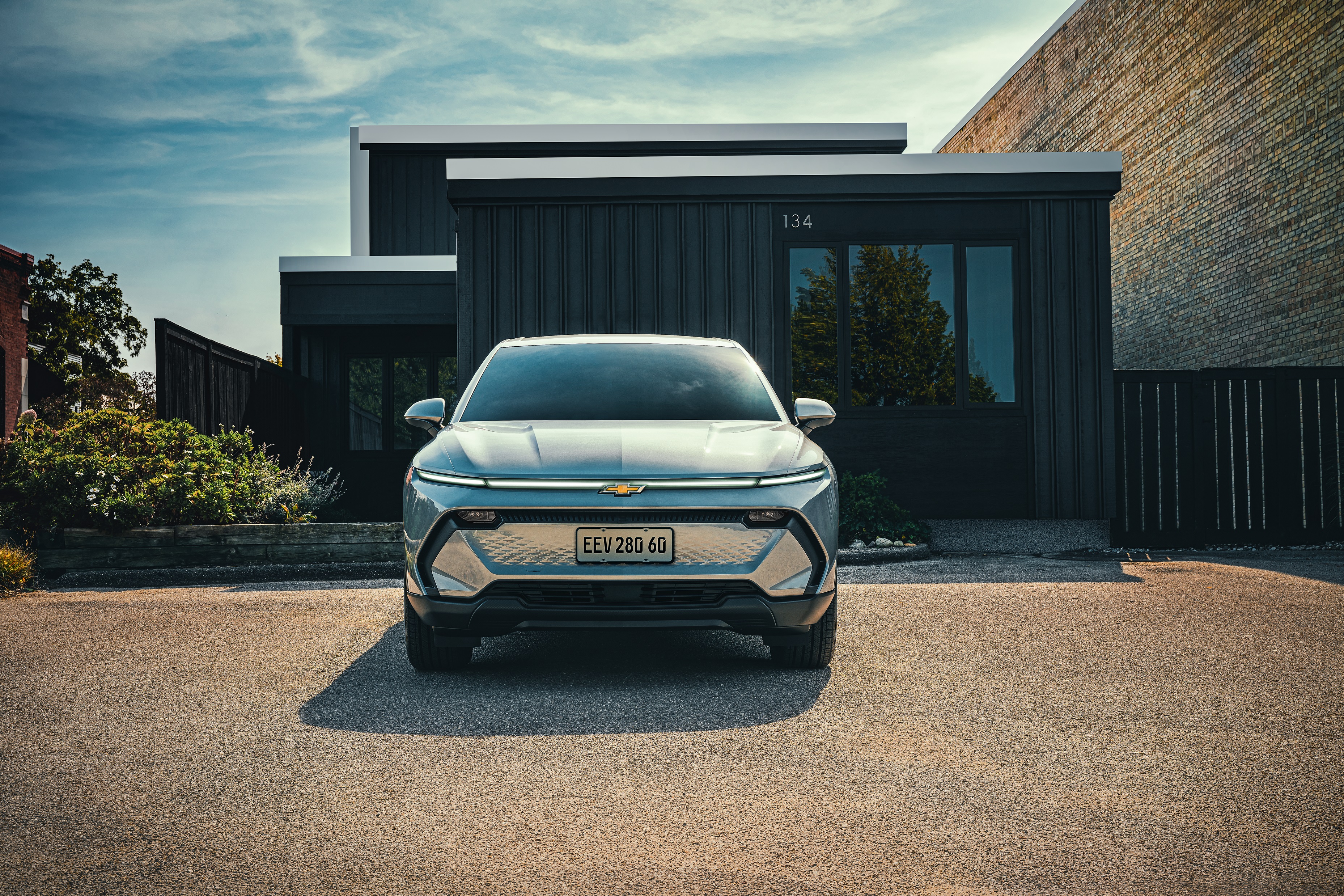 Equinox EV incorpora faros delanteros y direccional en tecnología LED, la misma que está presente en su luz decorativa en la grilla, luces traseras y automáticas.