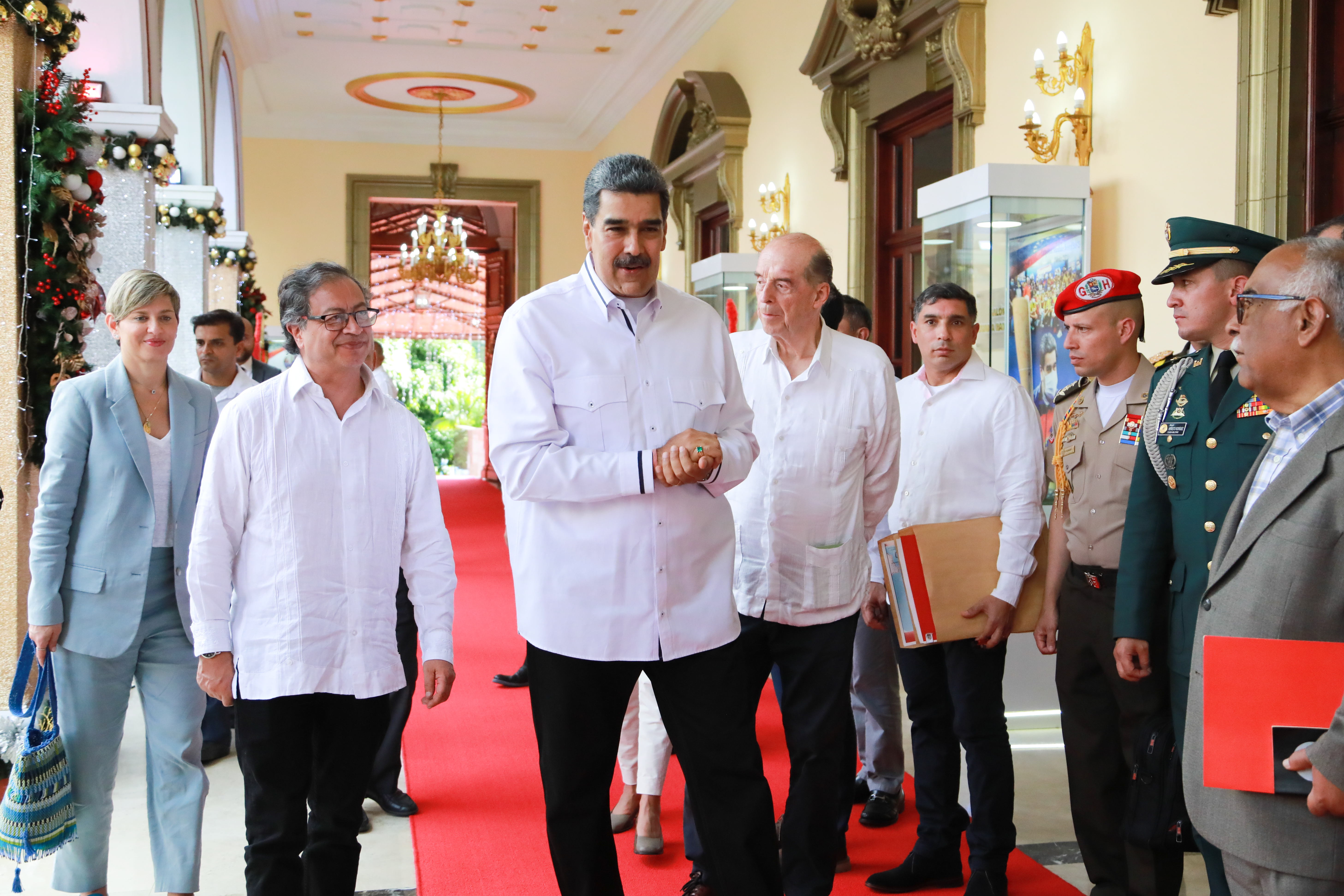 Petro llegó a Venezuela para reunirse con Maduro y participar de Feria del Libro