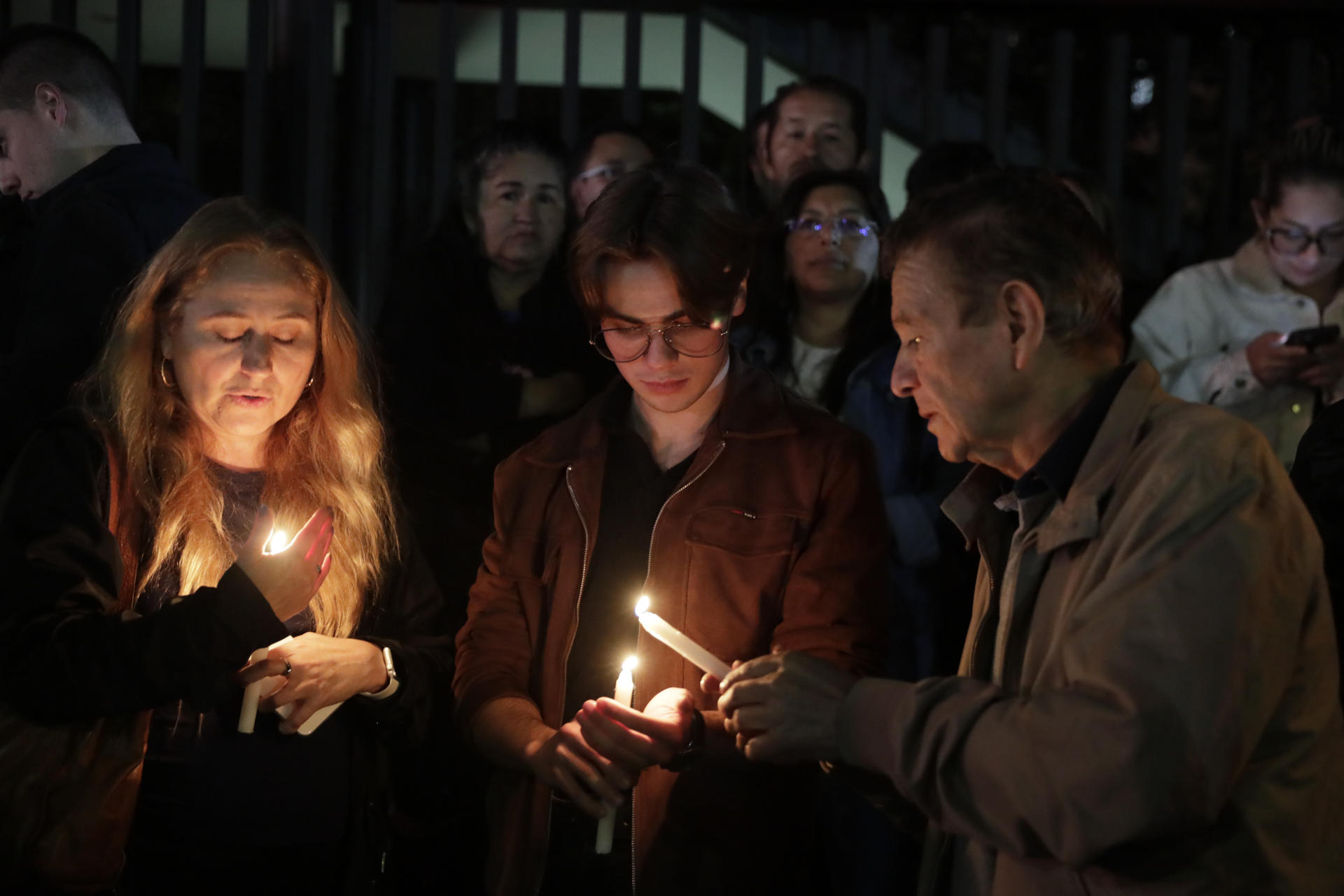 AME4312. BOGOTÁ (COLOMBIA), 07/06/2025.- Personas encienden velas a las afueras de la Fundación Santa Fe donde fue trasladado el senador colombiano Miguel Uribe Turbay este sábado, en Bogotá (Colombia). Uribe Turbay, uno de los aspirantes presidenciales del partido uribista Centro Democrático, fue herido durante un atentado en un acto político en Bogotá. EFE/ Carlos Ortega
