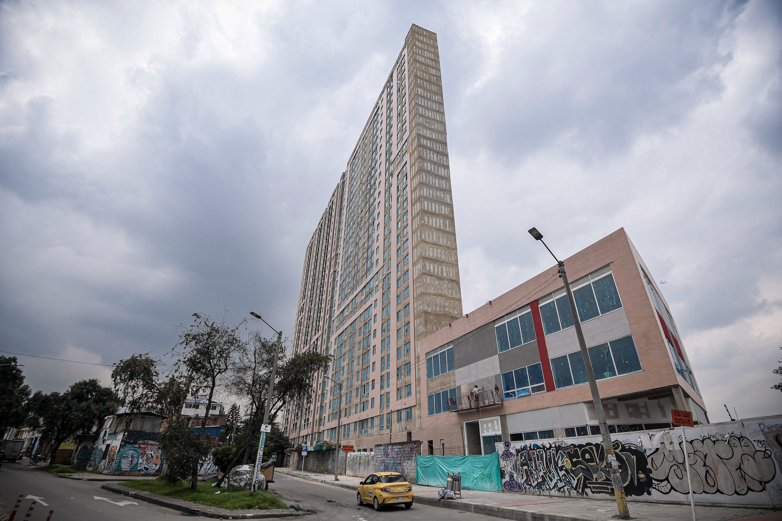 Los detalles detrás del edificio angosto de la calle 26 con carrera 30