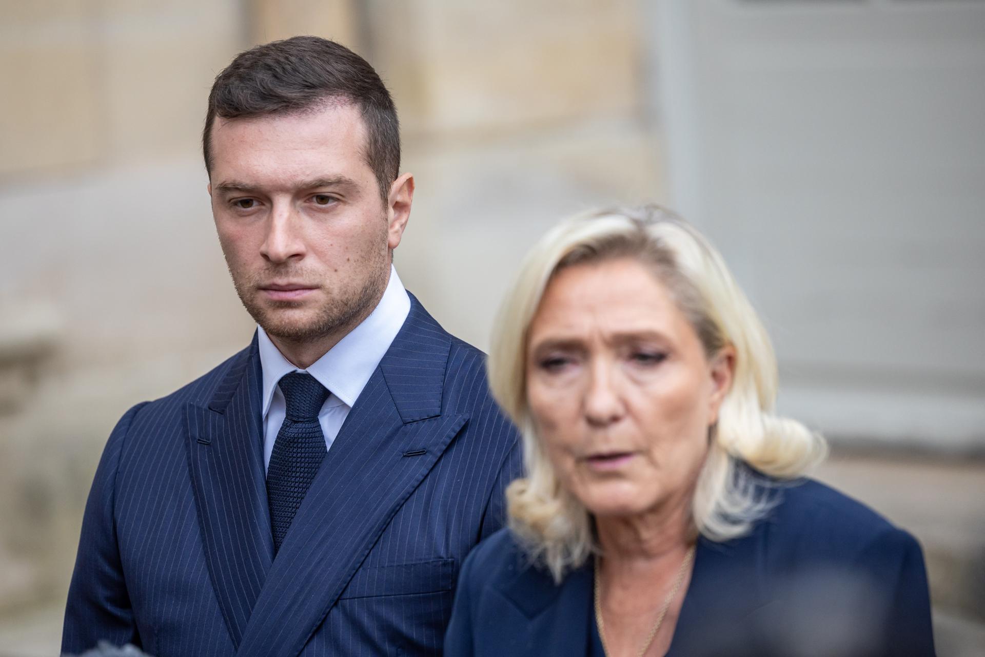 Paris (France), 02/09/2025.- French leaders of the far-right party ‘Rassemblement National,’ Jordan Bardella (L) and Marine Le Pen (R), speak to media at the Hotel Matignon after a meeting with the French prime minister as part of talks with different political parties ahead of a confidence vote, in Paris, France, 02 September 2025. The French prime minister will face a confidence vote in parliament on 08 September. (Francia, Jordania) EFE/EPA/CHRISTOPHE PETIT TESSON