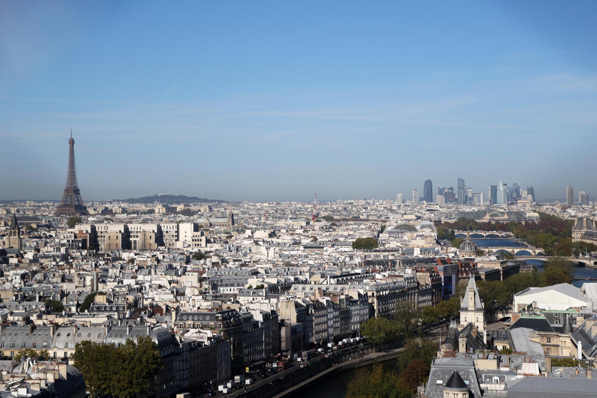 PARIS (France), 19/09/2025.- A general view of the Eiffel Tower (L) and La Defense business district (R) seen from Notre-Dame Cathedral, taken during the inauguration ceremony of the new tour route of the Cathedral Towers Gothic structures destroyed following the April 2019 fire, as part of the 42nd edition of the European Heritage Days in Paris, France, 19 September 2025. The 15 April 2019 fire destroyed the roof and steeple of the 850-year-old Gothic Cathedral. Notre Dame Cathedral reopened in December 2024 for services and visits. (Francia) EFE/EPA/LUDOVIC MARIN / POOL MAXPPP OUT