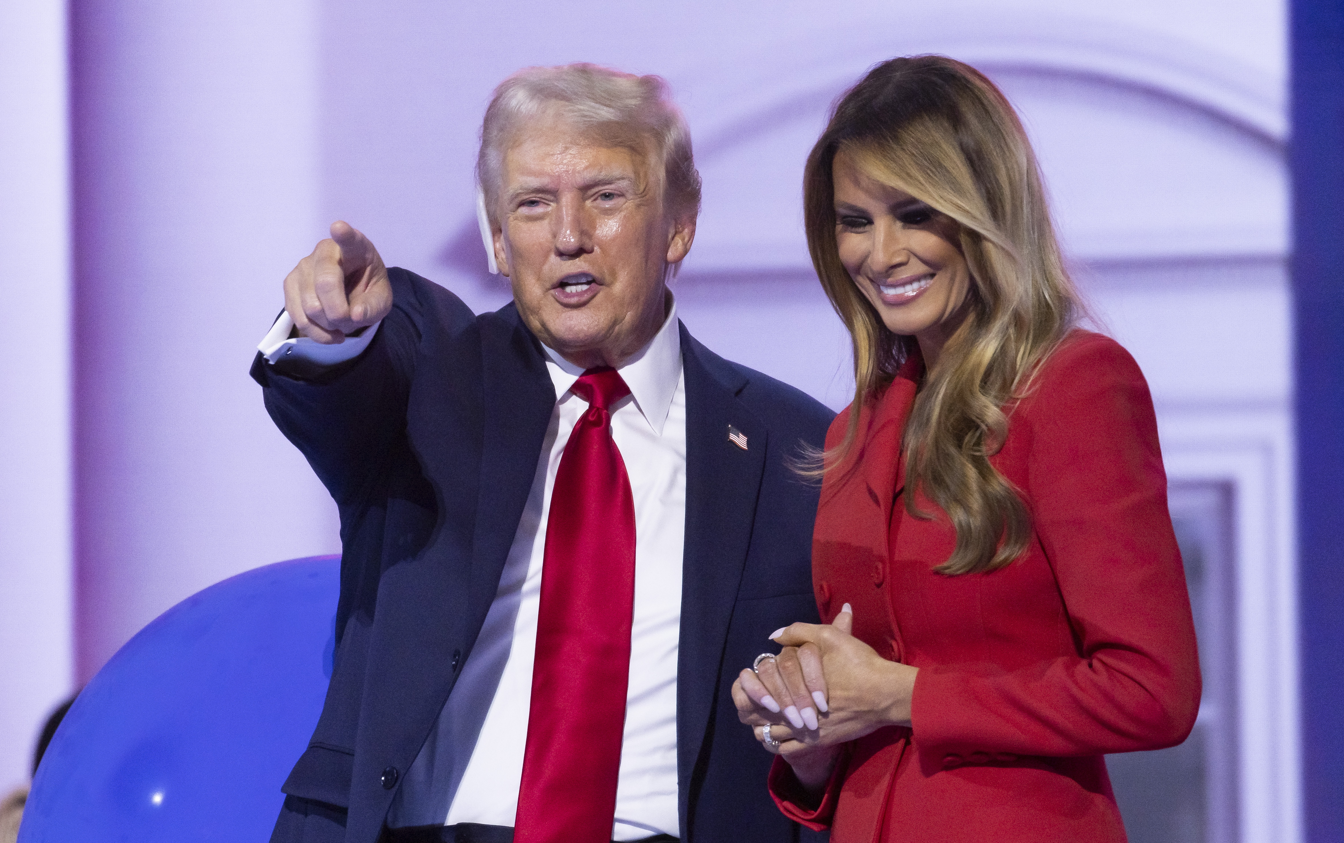 Milwaukee (United States), 20/07/2024.- Republican presidential nominee Donald J. Trump (L) and Melania Trump (R) react on stage at the end of the Republican National Convention (RNC) at Fiserv Forum in Milwaukee, Wisconsin, USA, 19 July 2024. The convention comes days after a 20-year-old Pennsylvania man attempted to assassinate former president and current Republican presidential nominee Donald Trump. The 2024 Republican National Convention is being held from 15 to 18 July, in which delegates of the United States' Republican Party select the party's nominees for president and vice president in the 2024 United States presidential election. (Estados Unidos) EFE/EPA/JUSTIN LANE EPA-EFE/JUSTIN LANE