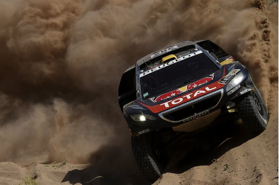 El francés Stephane Peterhansel conduciendo su Peugeot. / AFP