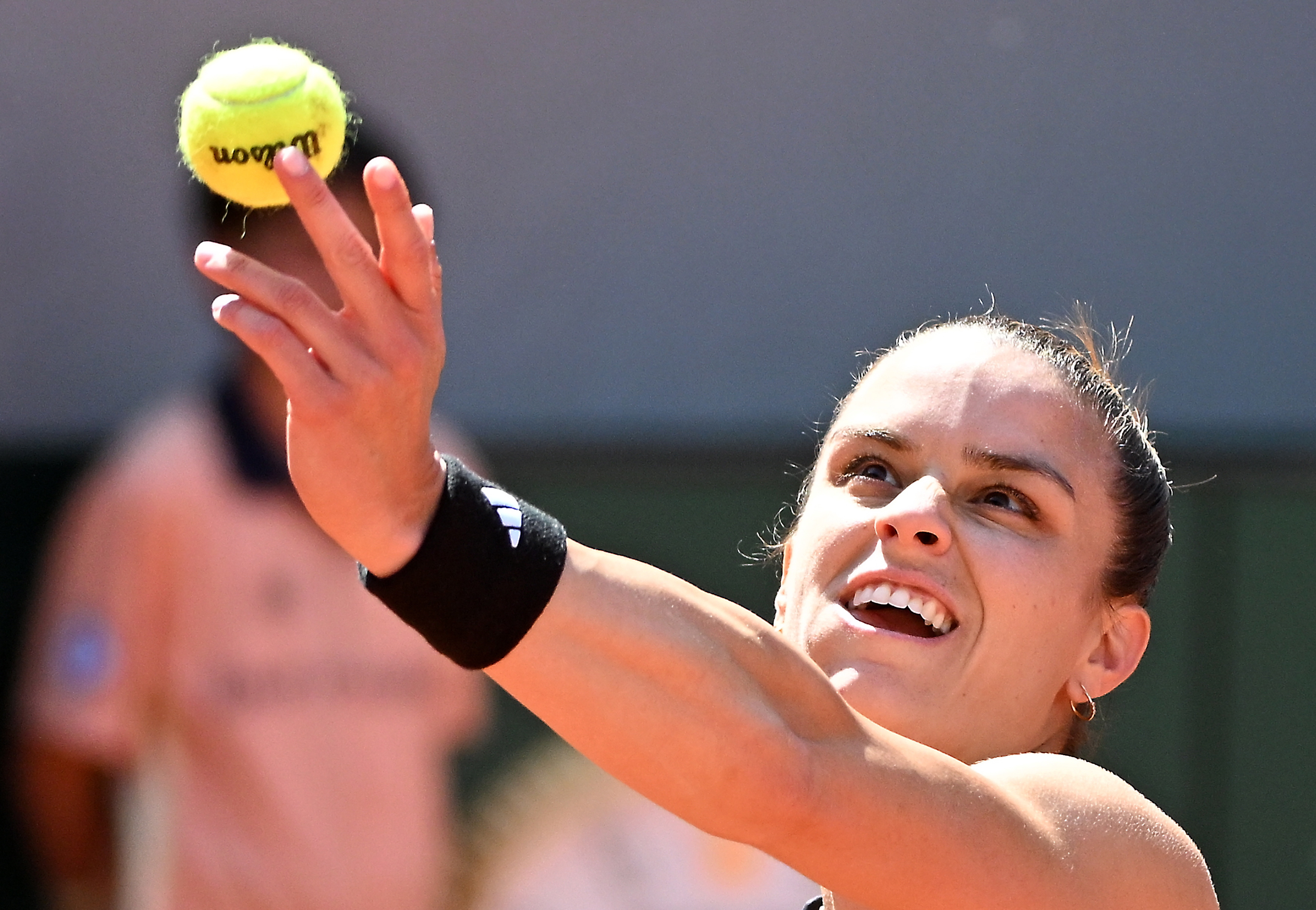 Paris (France), 28/05/2023.- Maria Sakkari of Greece serves to Karolina Muchova of the Czech Republic in their Women's Singles first round match during the French Open Grand Slam tennis tournament at Roland Garros in Paris, France, 28 May 2023. (Tenis, Abierto, República Checa, Francia, Grecia) EFE/EPA/CAROLINE BLUMBERG