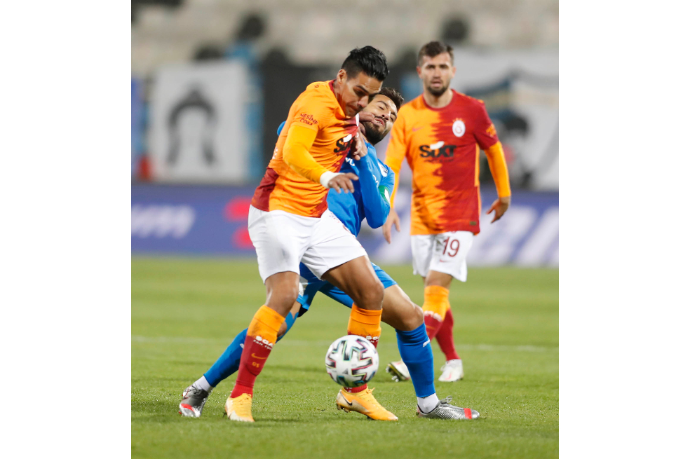 Gol y expulsión para Falcao en la victoria del Galatasaray
