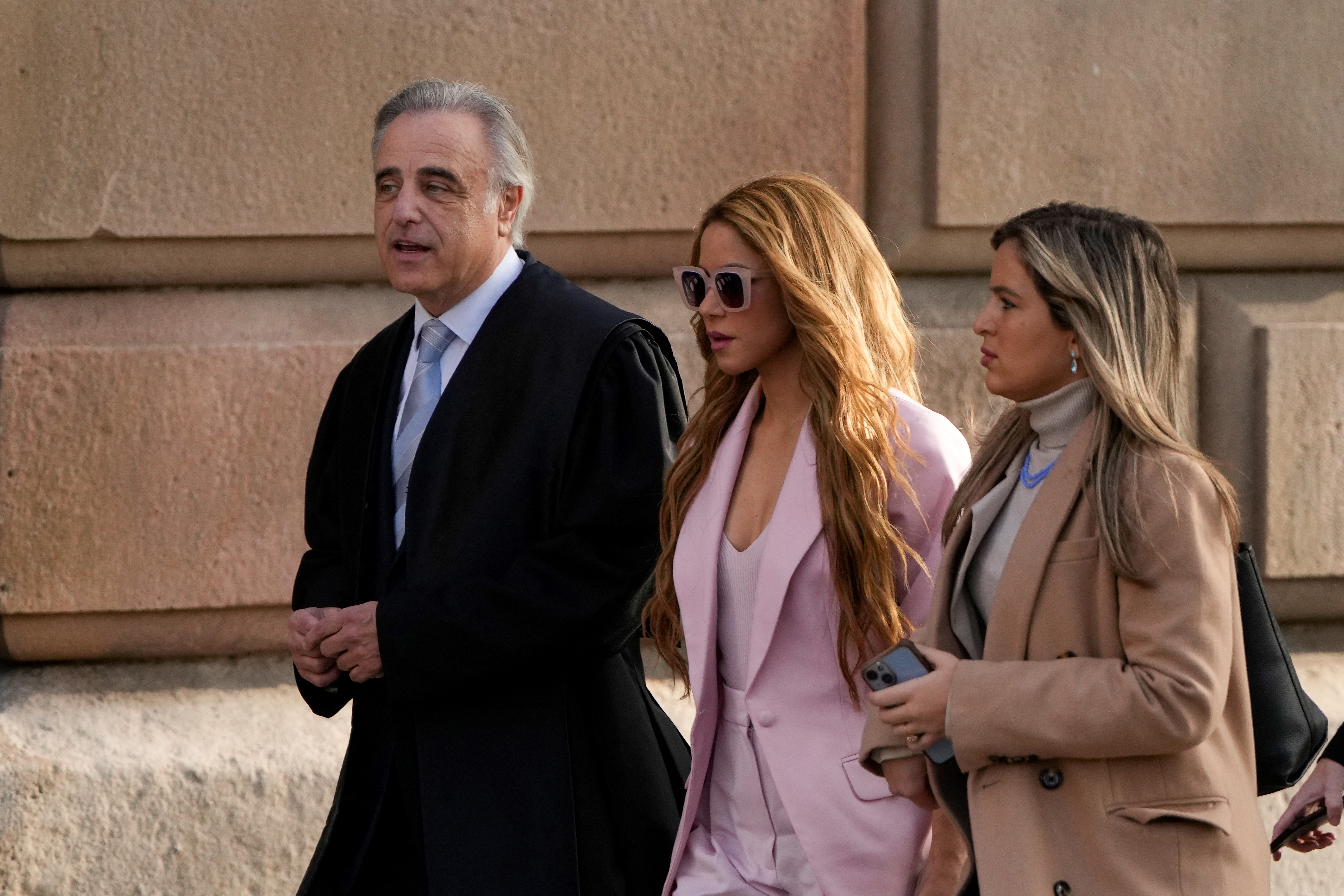 Menos de media hora después de su arribo al tribunal, se anunció que la cantante llegó a un acuerdo con la Fiscalía y pagará una multa por fraude fiscal.