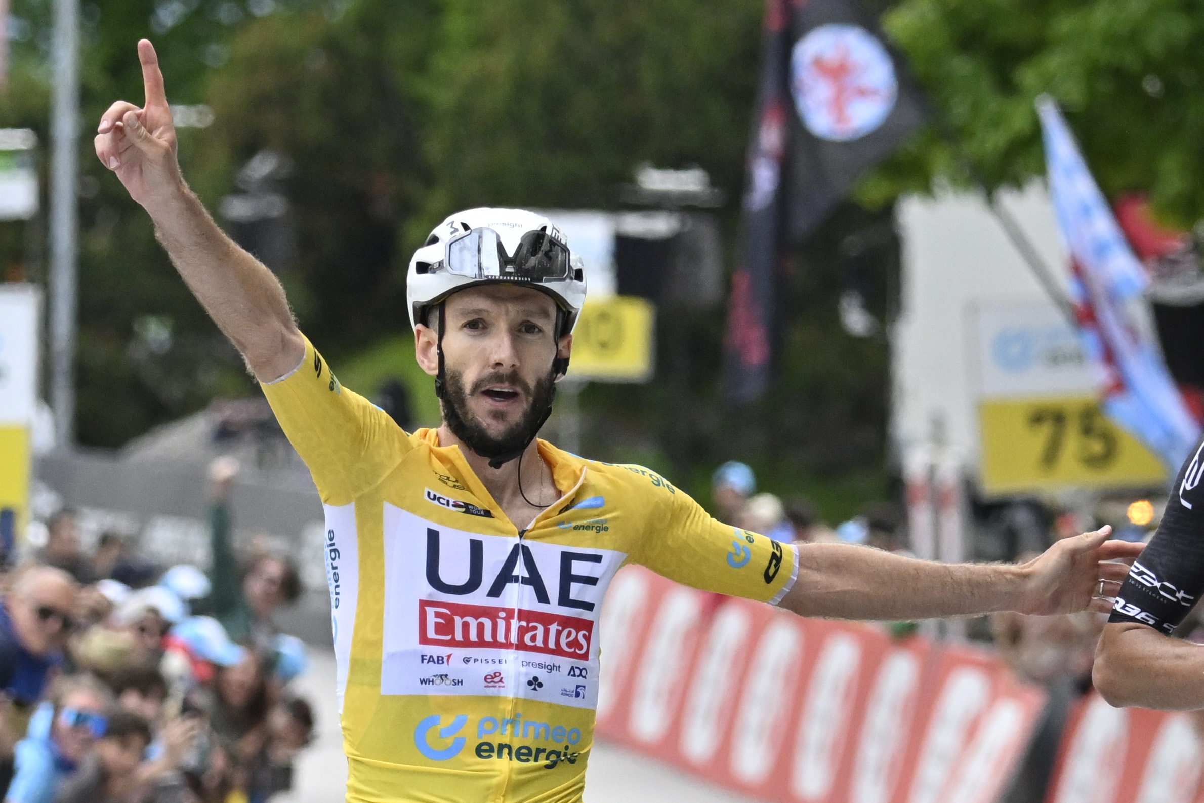 Vuelta a Suiza: Adam Yates se llevó la etapa reina, Egan Bernal se mantiene en top-3