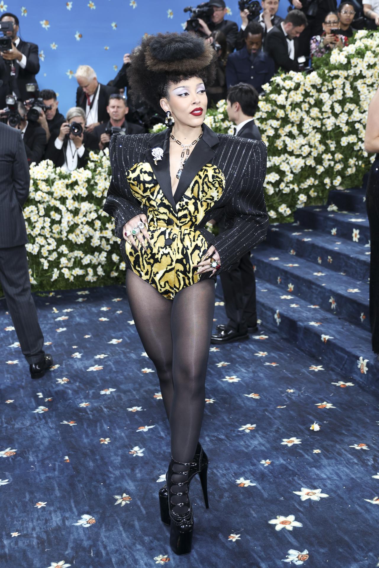 NEW YORK (United States), 05/05/2025.- Doja Cat poses on the red carpet for the 2025 Met Gala, the annual benefit for the Metropolitan Museum of Art's Costume Institute, in New York, New York, USA, 05 May 2025. The event coincides with the Met Costume Institute's spring 2025 exhibition ‘Superfine: Tailoring Black Style’ which will be on view from 10 May 2025 through 26 October 2025. (Nueva York) EFE/EPA/JUSTIN LANE