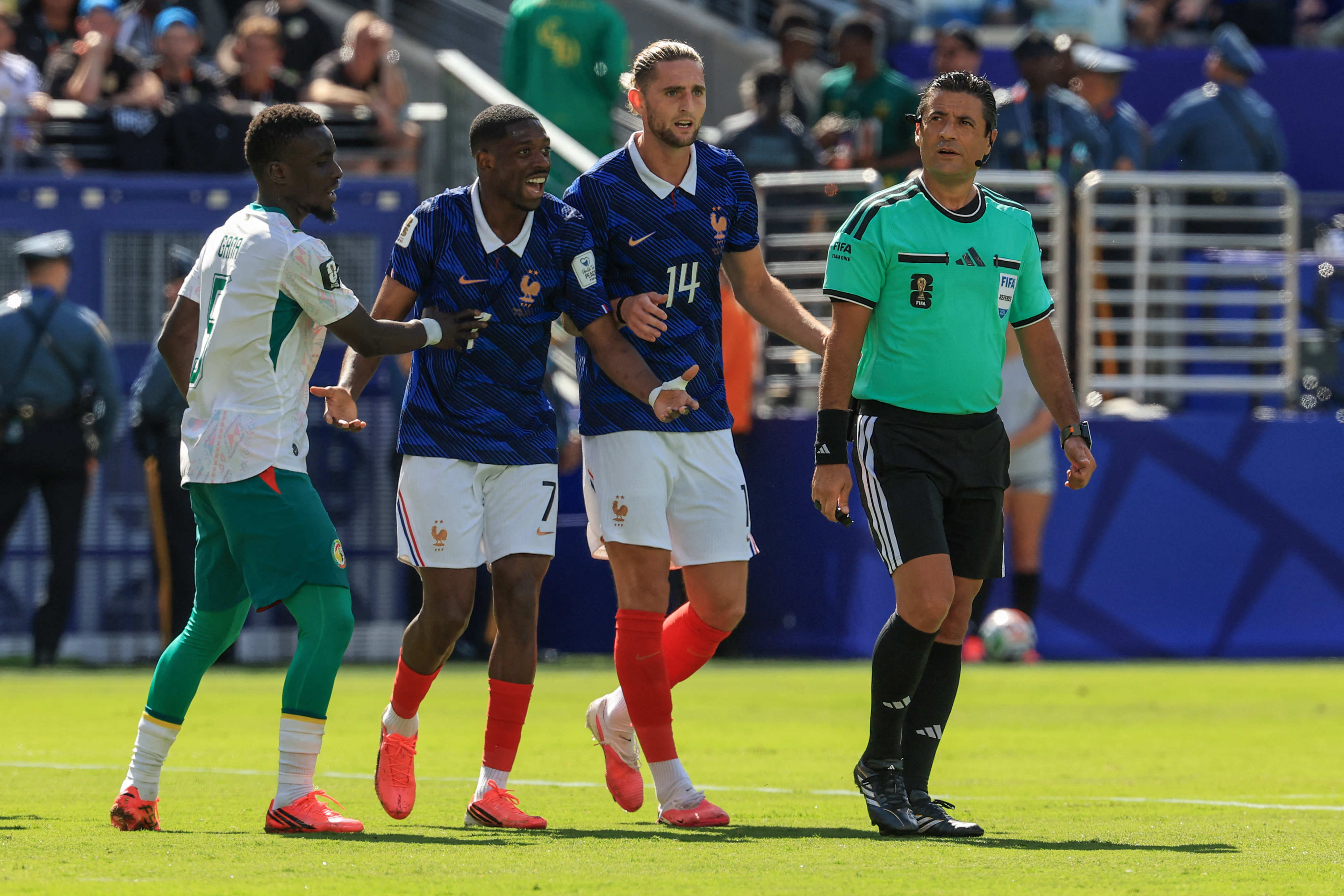 Arbitro iraní, naturalizado australiano, Alireza Faghani durante el partido entre Francia y Senegal, en la primera fecha del grupo I de la Copa Mundial de la FIFA 2026, el 16 de junio en el MetLife Stadium de Nueva York en Estados Unidos.