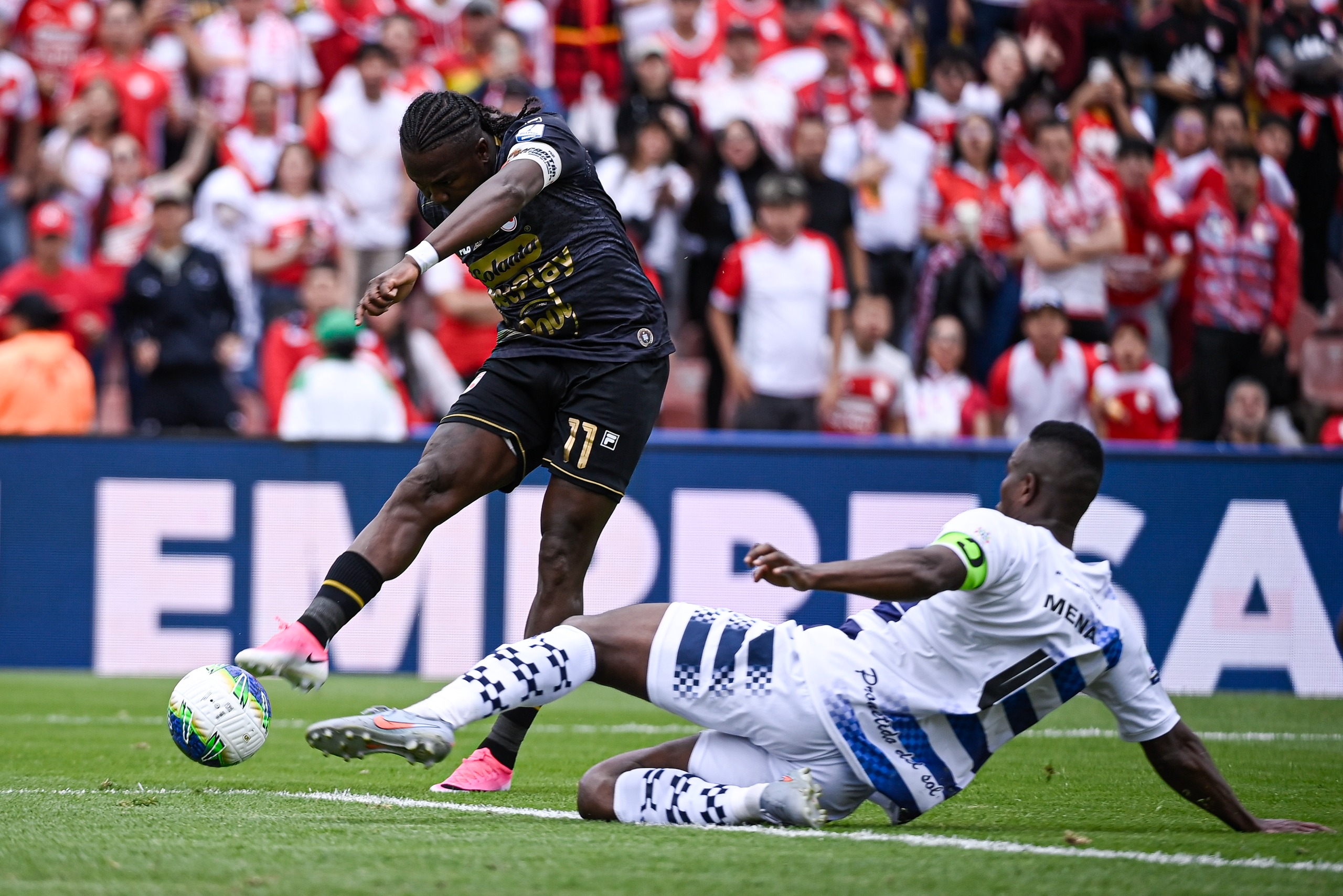 El cuadro cardenal sumó su primer triunfo del semestre en la Liga BetPlay con una victoria sobre el conjunto ajedrezado. Así se vivió el partido, que terminó 2-0 a favor de Santa Fe, con goles de Hugo Rodallega y Juan Palma (en contra).