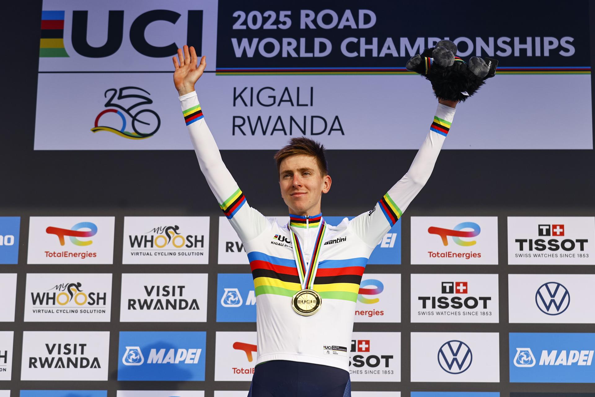 KIGALI (Rwanda), 28/09/2025.- Gold medalist Tadej Pogacar from Slovenia celebrates on the podium for the UCI Road Cycling World Championships in Kigali, Rwanda, 28 September 2025. (Ciclismo, Ruanda, Eslovenia) EFE/EPA/KIM LUDBROOK