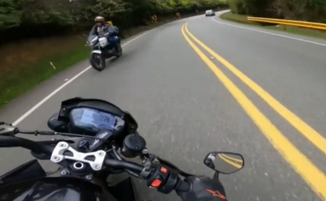 Video: motociclista imprudente casi causa accidente a 185 km/h en Antioquia
