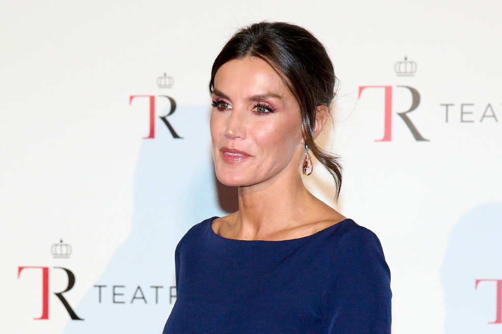 La reina Letizia causó sensación al lucir una falda con un agujero en su pierna