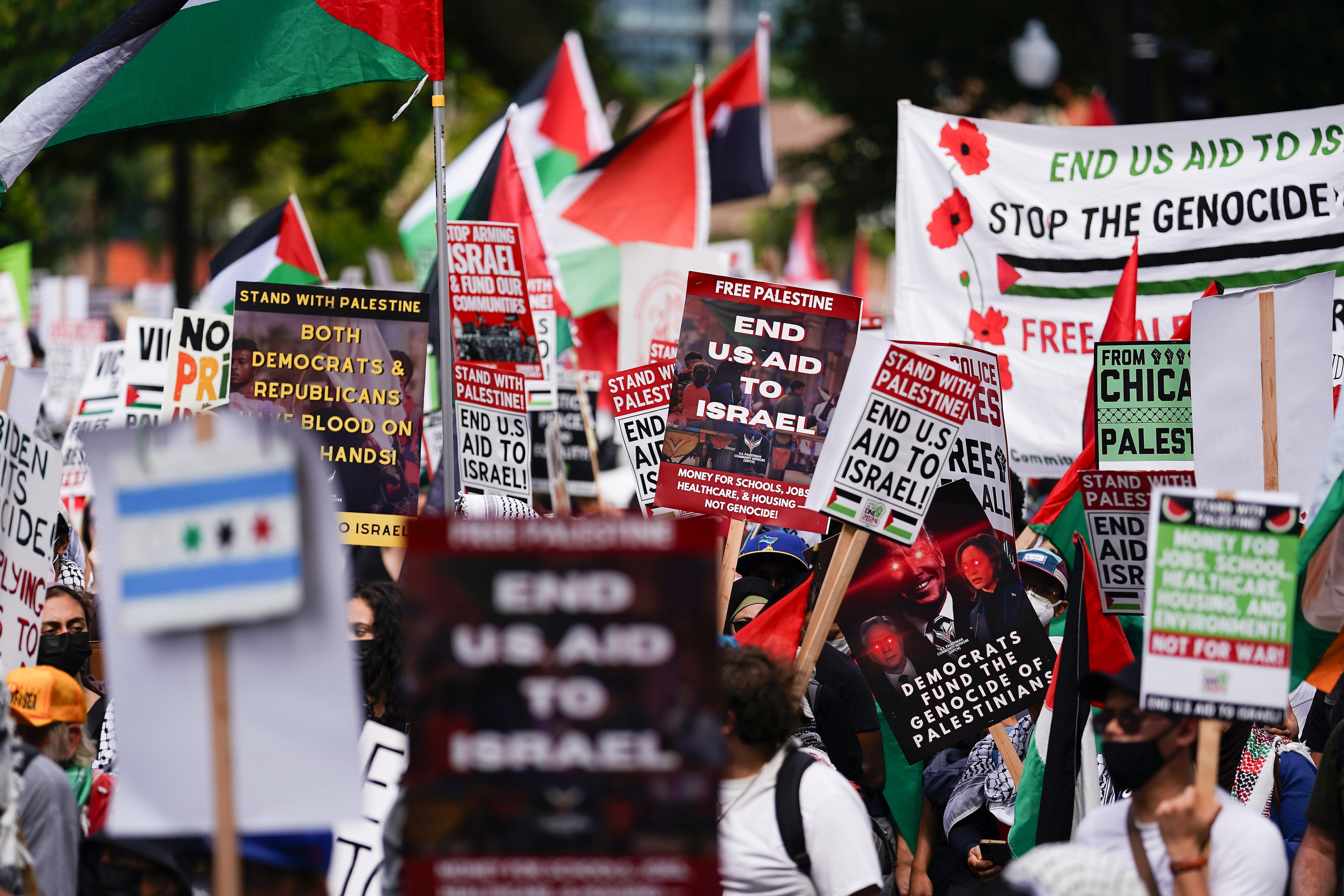 Chicago (United States), 19/08/2024.- People participate in a protest calling for a ceasefire in Gaza on the opening day of the Democratic National Convention (DNC) in Chicago, Illinois, USA, 19 August 2024. Chicago has been preparing for months for multiple protests timed to the 2024 Democratic National Convention which is being held from 19 to 22 August 2024. Delegates of the United States' Democratic Party will vote on the party's platform and ceremonially vote for the party's nominee for president, Vice President Kamala Harris and for vice president, Governor Tim Walz of Minnesota, for the upcoming presidential election. (Protestas, Estados Unidos) EFE/EPA/WILL OLIVER