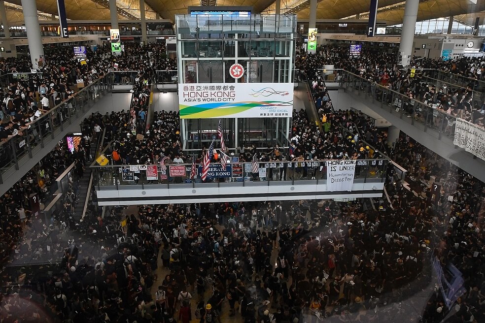 Protesta en aeropuerto de Hong Kong provoca cancelación de todos los vuelos