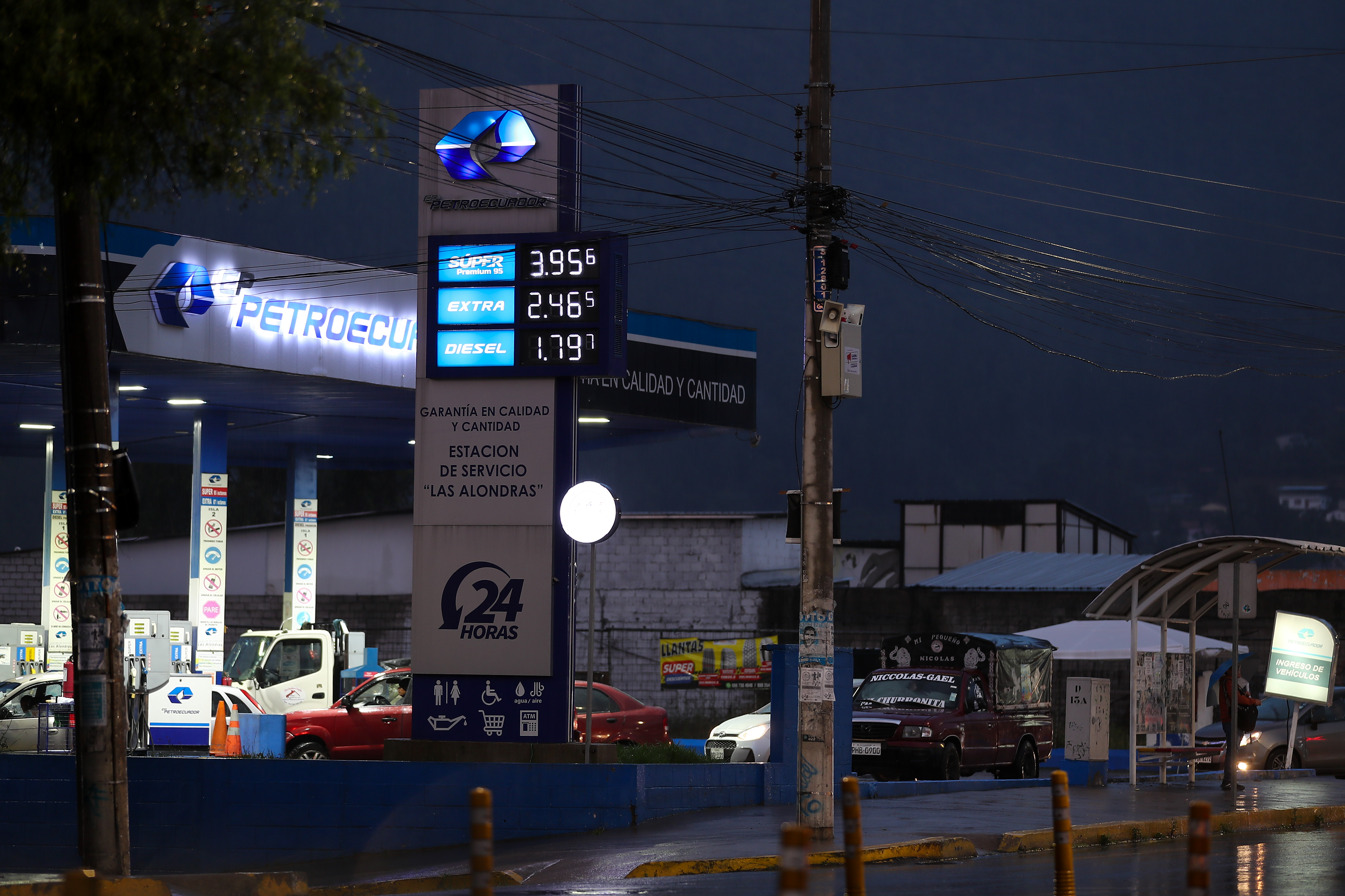 AME4162. QUITO (ECUADOR), 01/04/2024.- Fotografía de una estación de combustible, este lunes en Quito (Ecuador). El aumento del Impuesto al Valor Agregado (IVA) del 12 al 15 % rige desde este 1 de abril en Ecuador, en medio de la preocupación ciudadana por una eventual especulación de precios, pero con un reconocimiento de la necesidad de recursos para financiar las acciones de seguridad en el país, golpeado por la violencia. EFE/ José Jácome