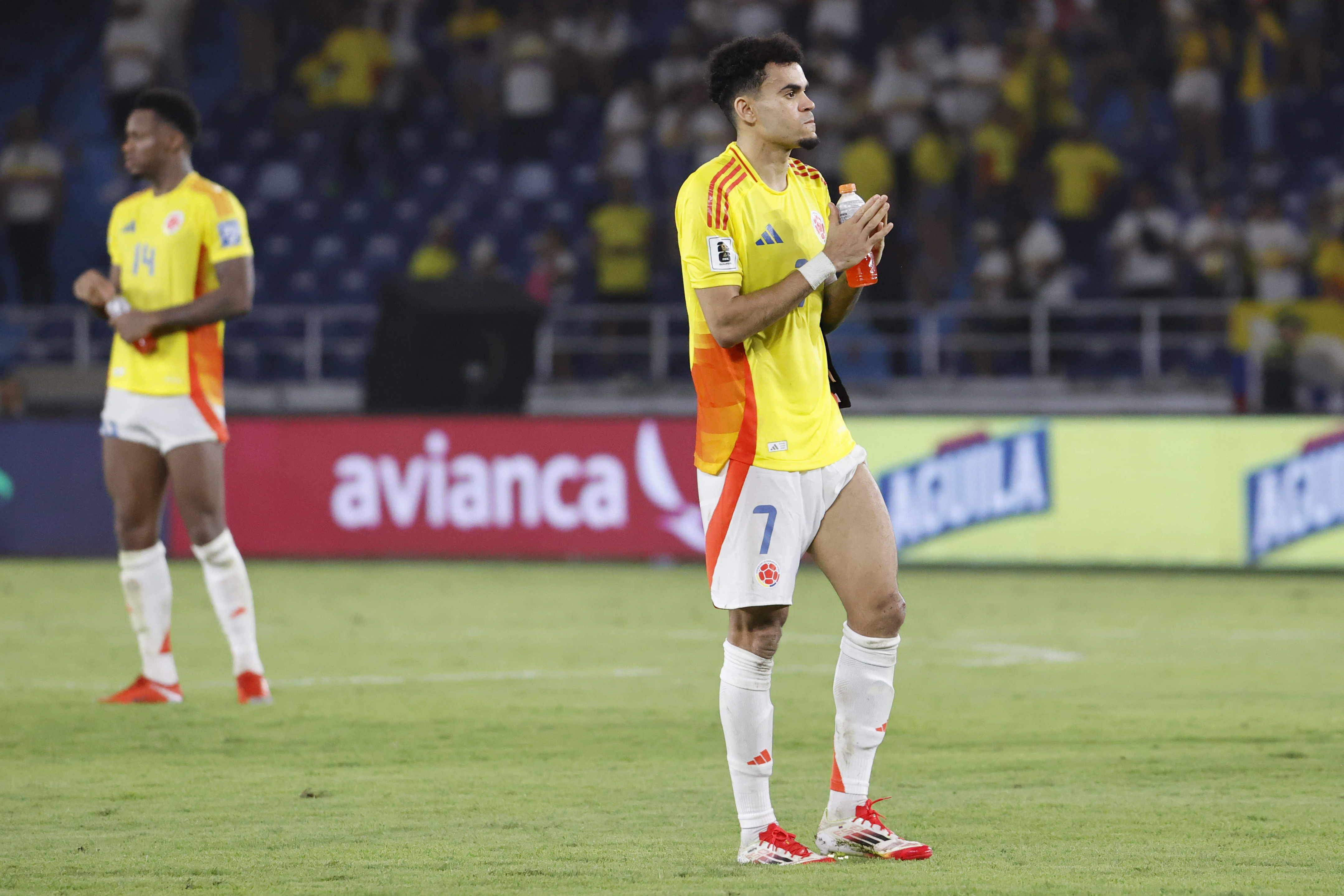 . BARRANQUILLA (COLOMBIA), 25/03/2025.- Luis Diaz (c) de Colombia reacciona este martes al final de un partido de las eliminatorias sudamericanas para el Mundial de 2026 entre las selecciones de Colombia y Paraguay en el estadio Metropolitano Roberto Melendez en Barranquilla (Colombia). EFE/Mauricio Dueñas Castañeda