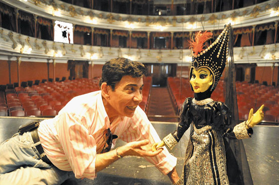 Ha recorrido escenarios de Colombia, de América y de Europa, con obras como ‘La traviata’, ‘La bohemia’, ‘María Fernanda’, ‘Carmen’ y ‘Norma’, con marionetas hechas y engalanadas por él, con los vestidos que corresponden a sus épocas.