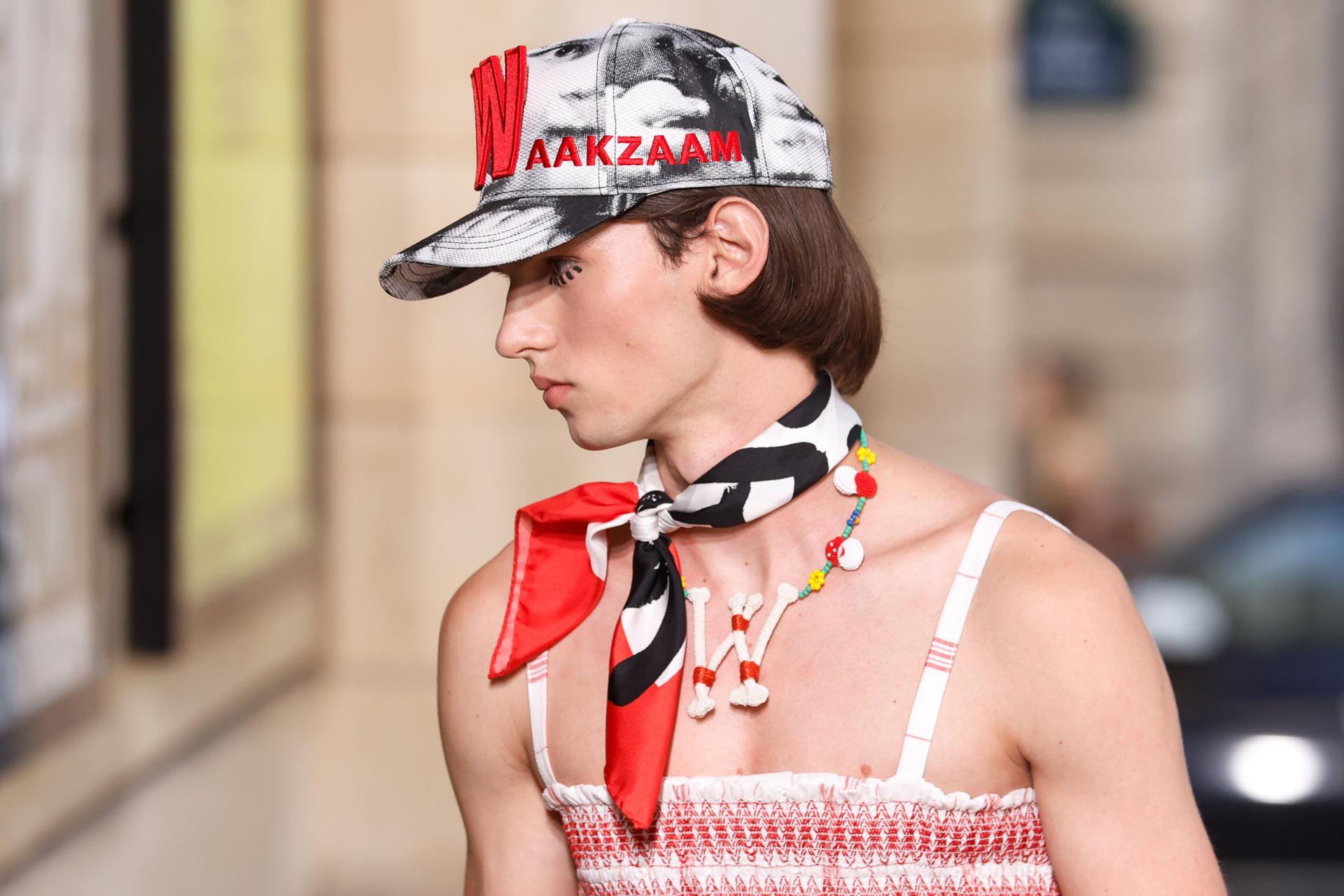 FOTODELDÍA - París (Francia), 25/06/2025.- Un modelo presenta una creación de la colección primavera/verano 2026 del diseñador belga Walter Van Beirendonck durante la Semana de la Moda de París. EFE/MOHAMMED BADRA