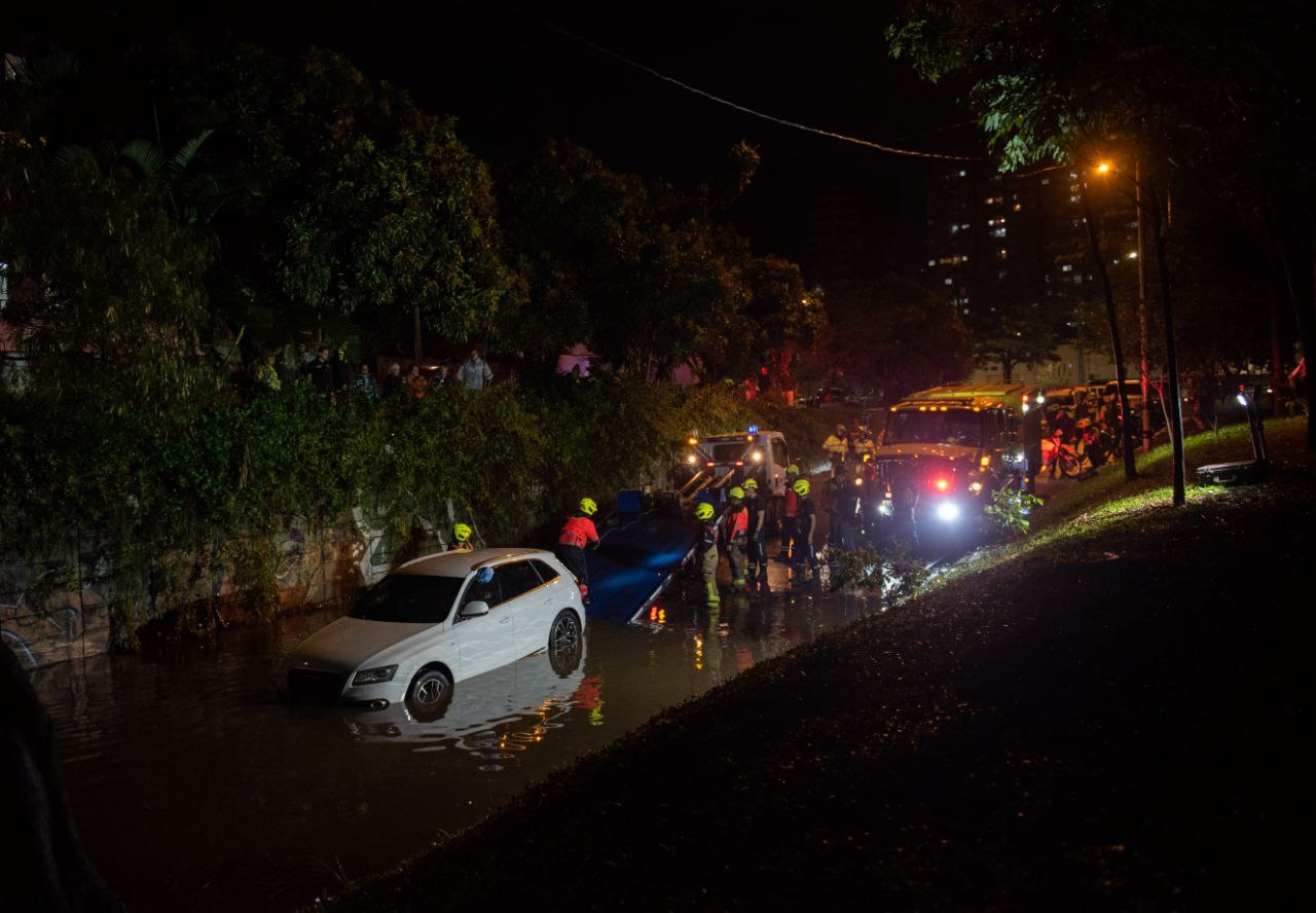 Revelan identidades de la pareja que murió ahogada en un carro en Medellín