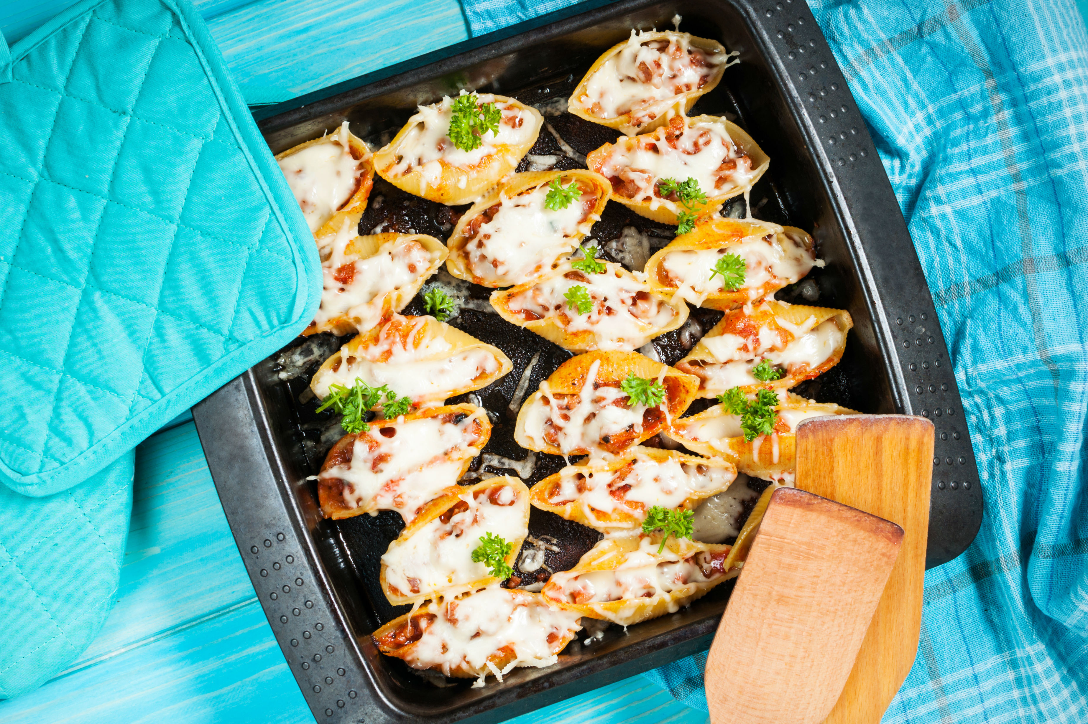 Conchas rellenas de camarón, espinaca y tomate seco con salsa de vino blanco y mostaza