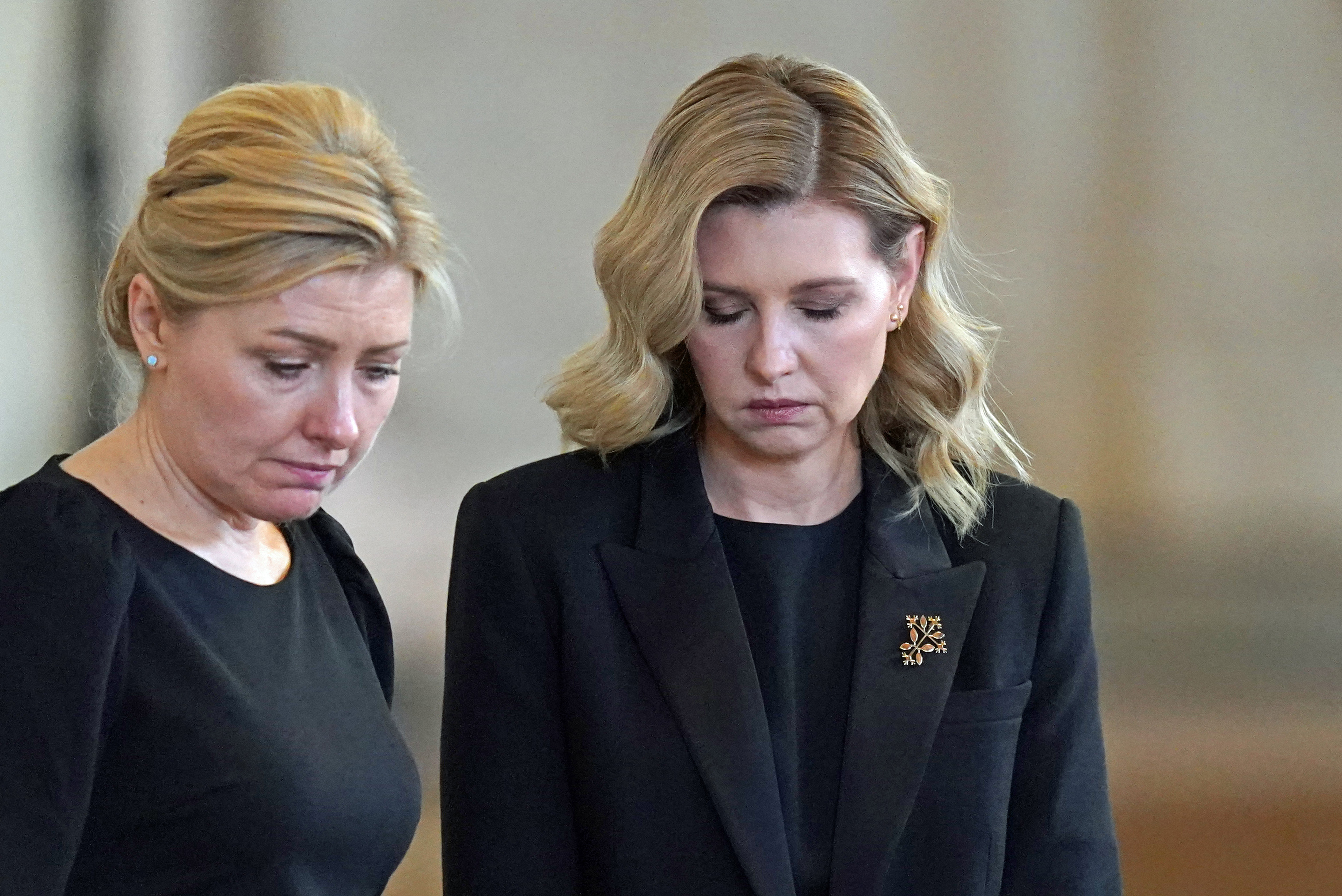 La primera dama de Ucrania, Olena Zelenska (derecha), presenta sus respetos al pasar junto al ataúd de la Reina Isabel II.