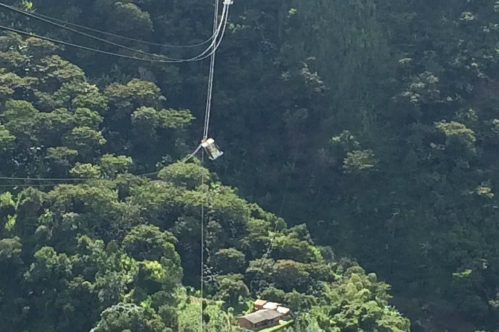 Cabina de teleférico de Palmitas, en Medellín, quedó suspendida durante trayecto