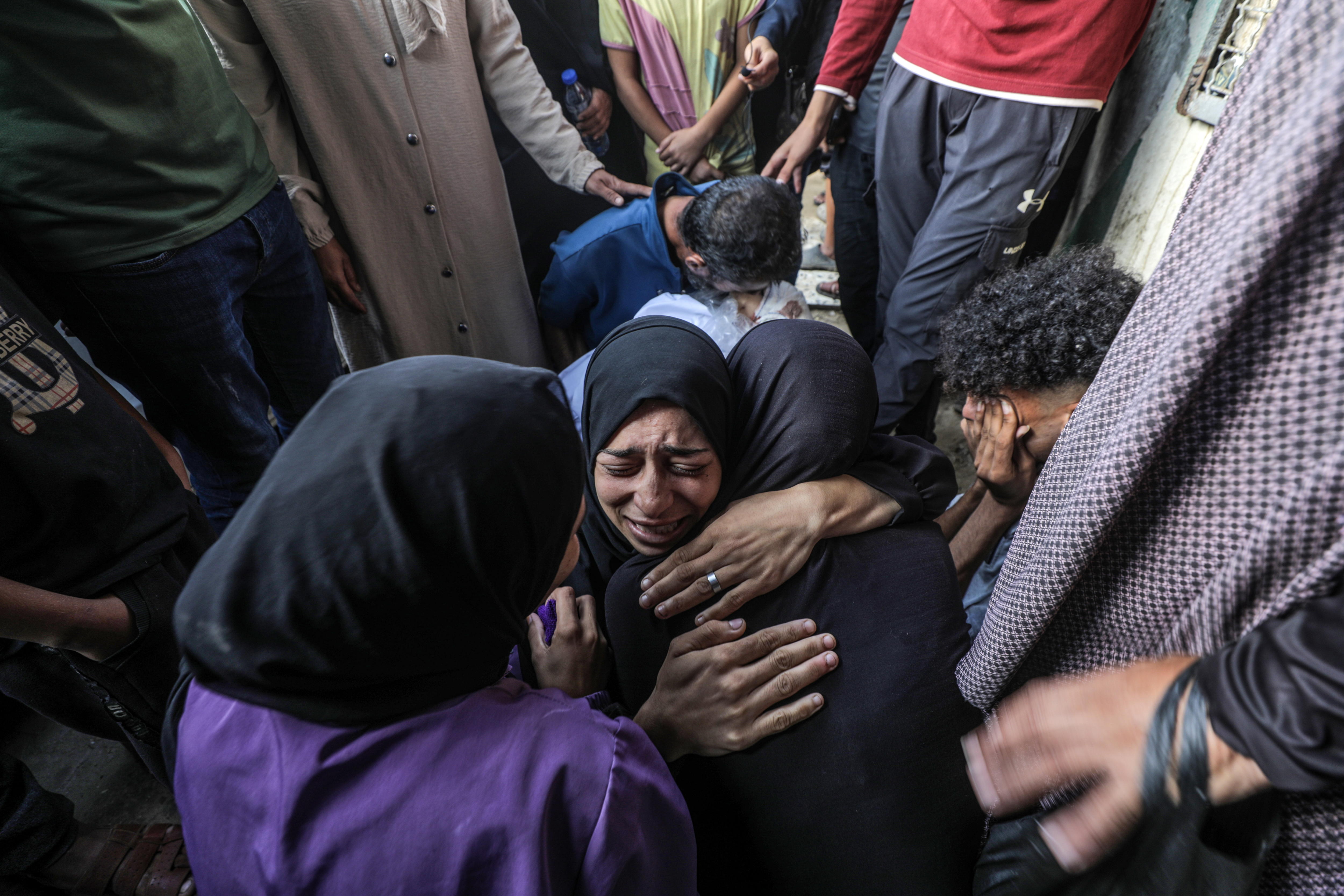 Deir Al Balah (-), 14/10/2024.- Relatives of killed one-and-a-half-year old baby Yaman Al Zaneen mourn during his funeral in Deir al Balah, central Gaza Strip, 14 October 2024. According to the Palestinian Ministry of Health, 23 people, including children, were killed after a school sheltering internally displaced Palestinians in Nuseirat camp was struck by an Israeli attack on 13 October. More than 42,200 Palestinians and over 1,400 Israelis have been killed, according to the Palestinian Health Ministry and the Israeli Army, Tsahal, since Hamas militants launched an attack against Israel from the Gaza Strip on 07 October 2023, and the Israeli operations in Gaza and the West Bank which followed it. EFE/EPA/MOHAMMED SABER